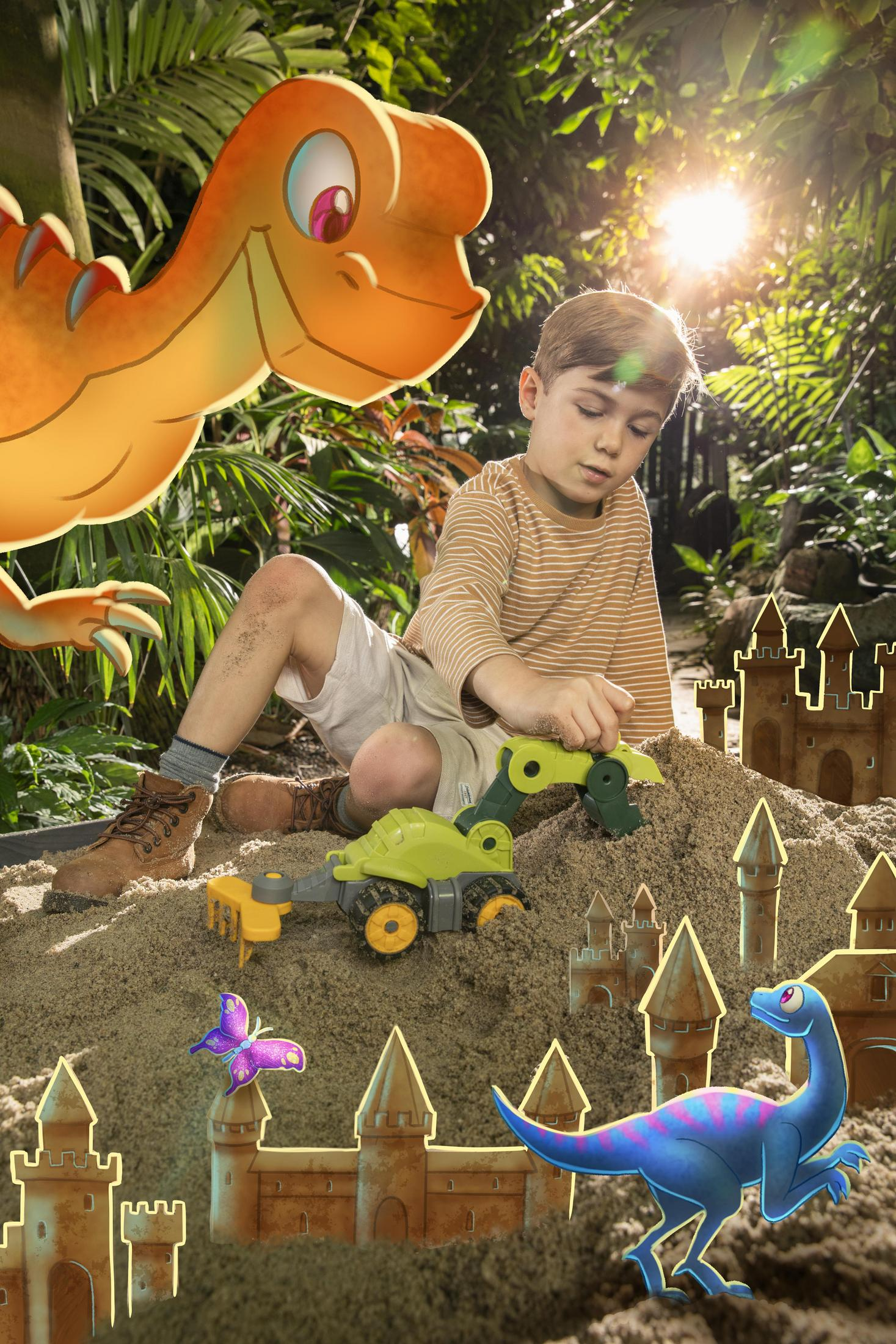Ein Kind spielt in einem Sandkasten mit Spielzeug-LKW und Dinosauriern, mit einem Dino-Cartoon.