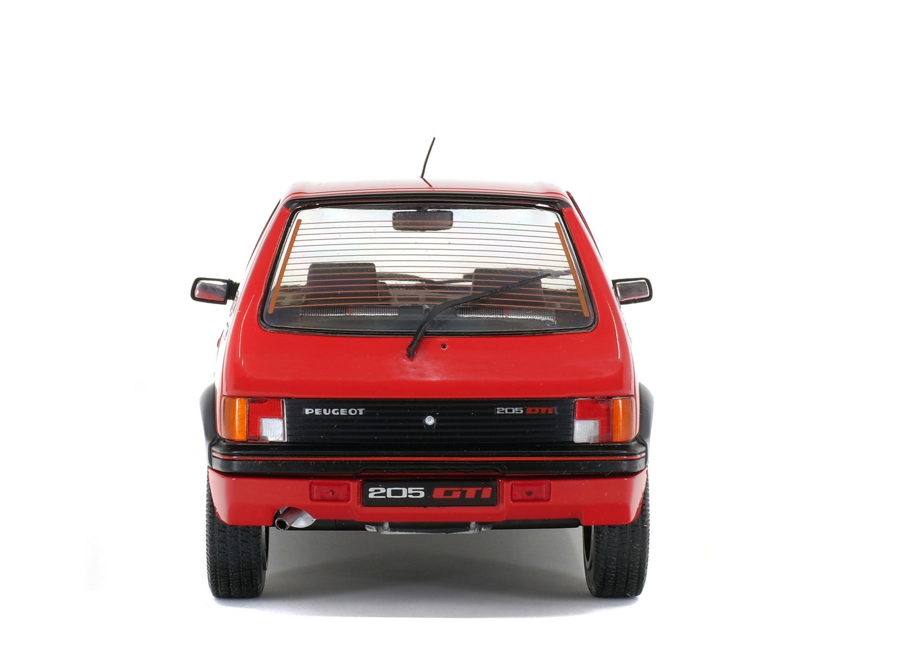 Peugeot 205 GTI rosso vista posteriore, con sfondo bianco. Il logo GTI è visibile.