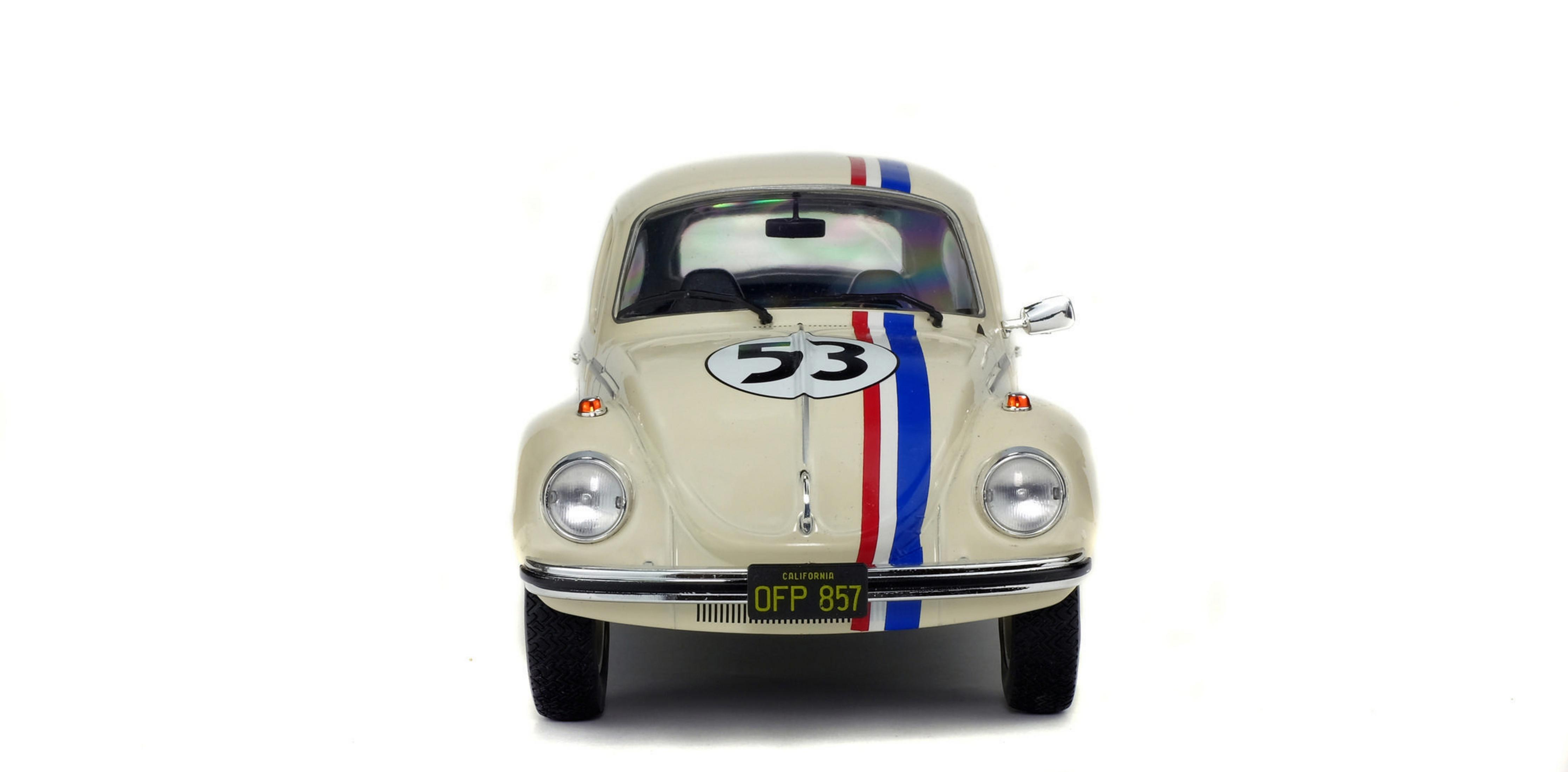 Un'auto giocattolo, un Volkswagen Beetle bianco, con il numero 53, su sfondo bianco.