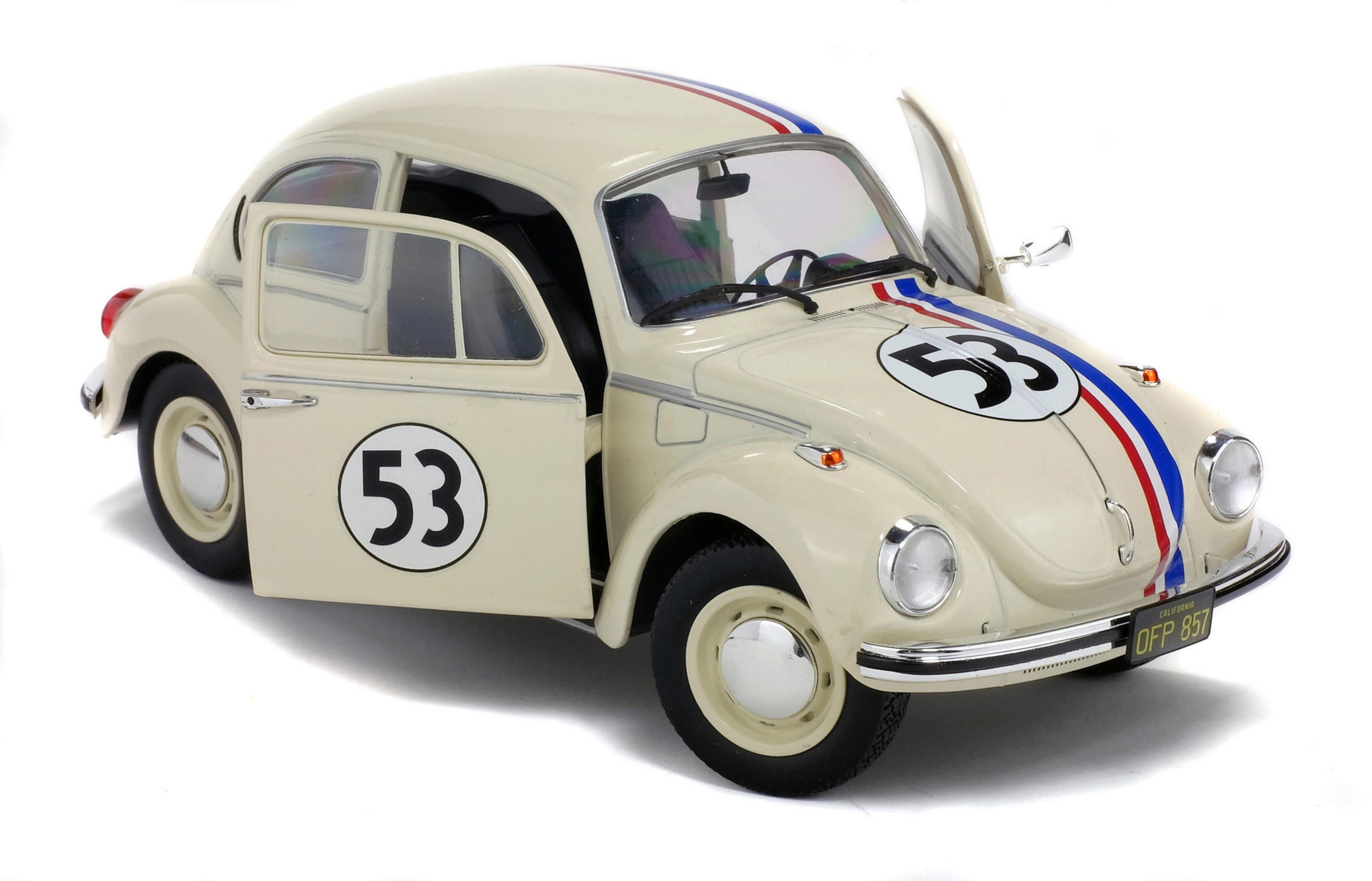Un Maggiolino VW color crema con strisce da corsa e il numero 53 sulla portiera.