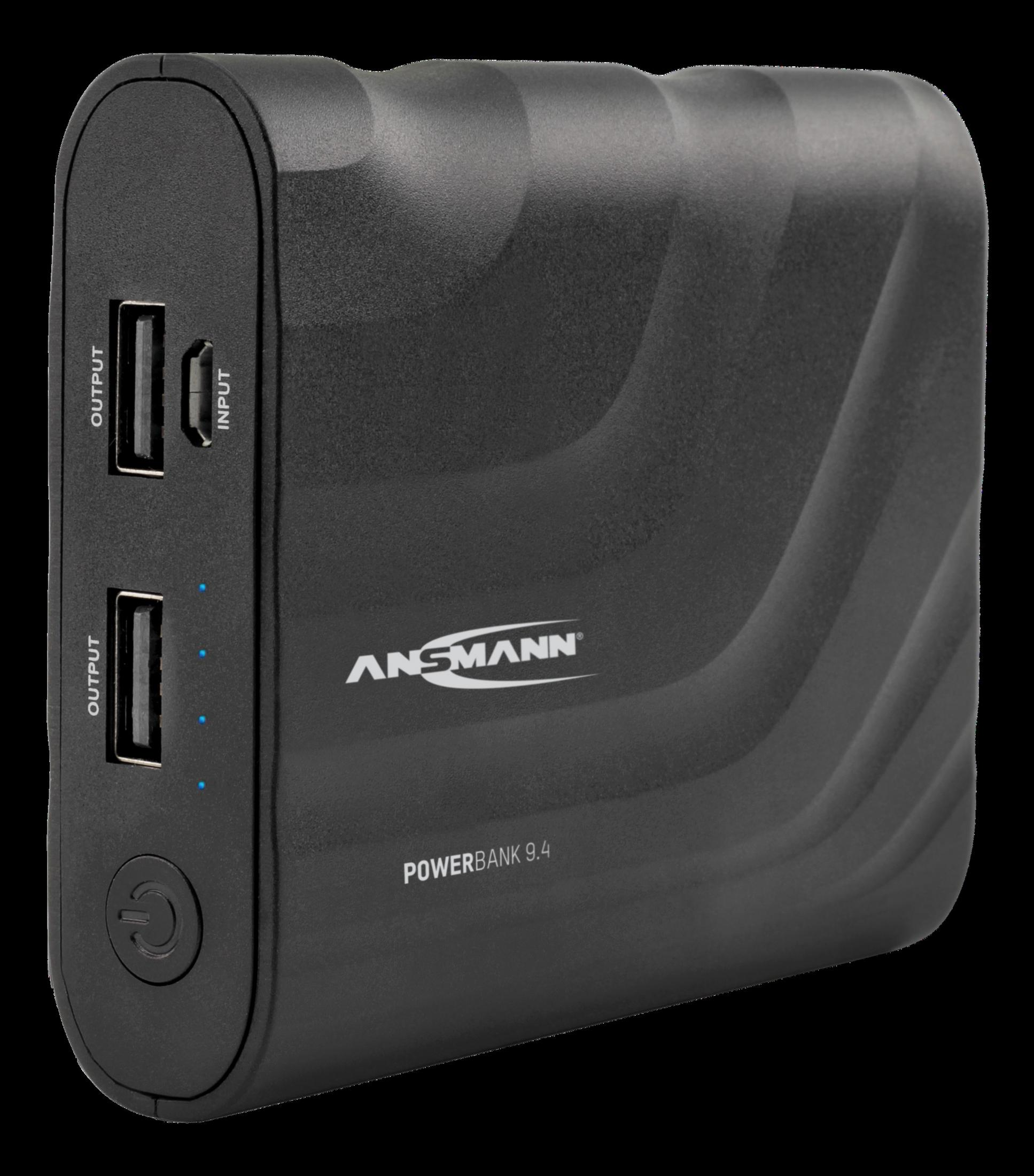 Schwarze Powerbank mit zwei USB-Ausgängen und einem Eingang, Ein-/Aus-Taste und ANSMANN-Markenlogo.