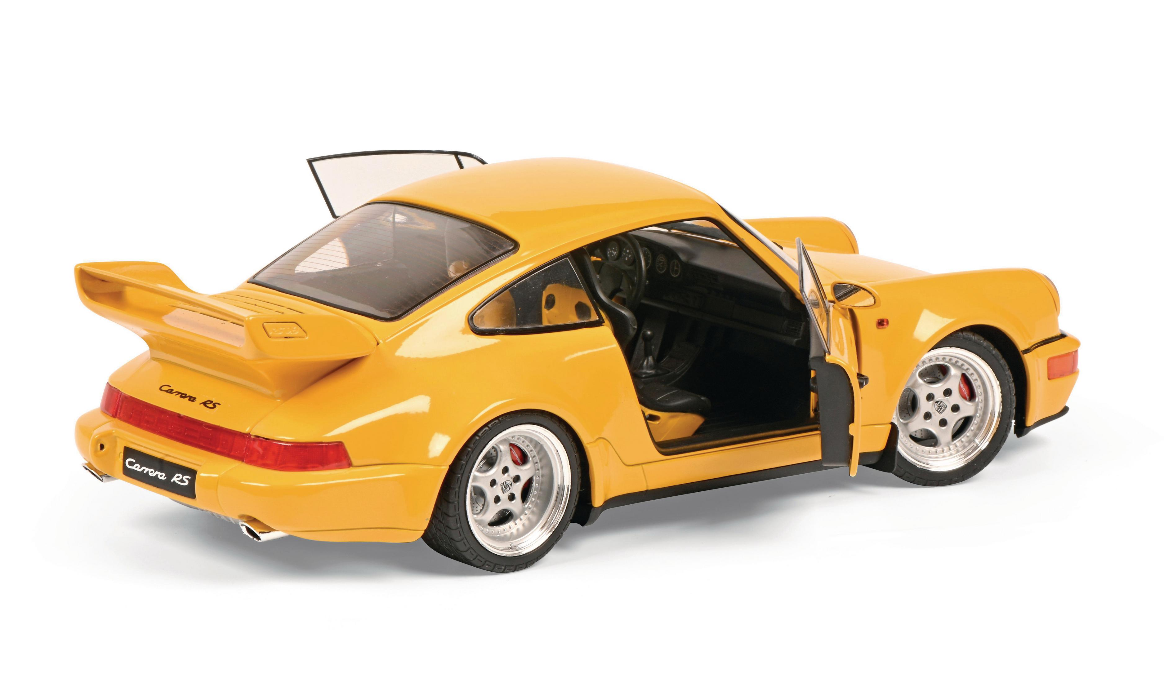 Ein gelbes Porsche Modellauto mit geöffneten Türen auf weißem Hintergrund.