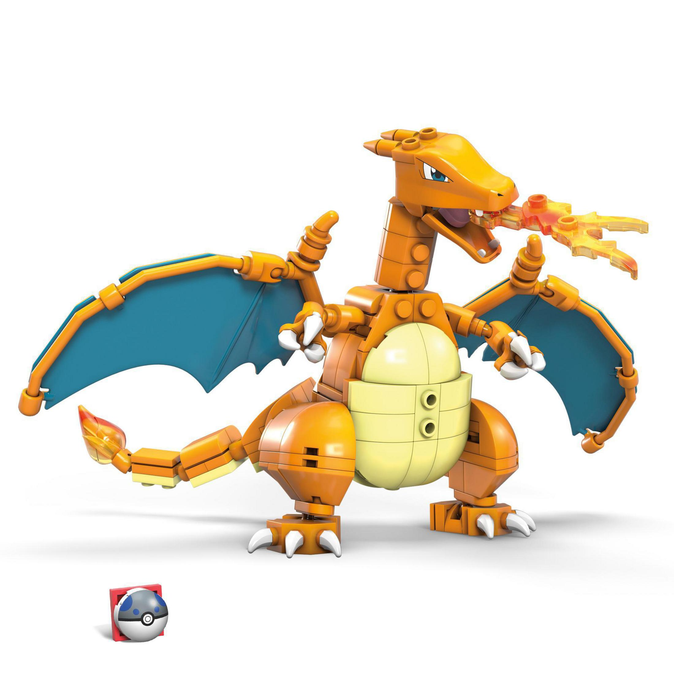 Zabawka Lego Charizard zionie ogniem. Jest pomarańczowy i niebieski. Piłka Poke leży na podłodze.