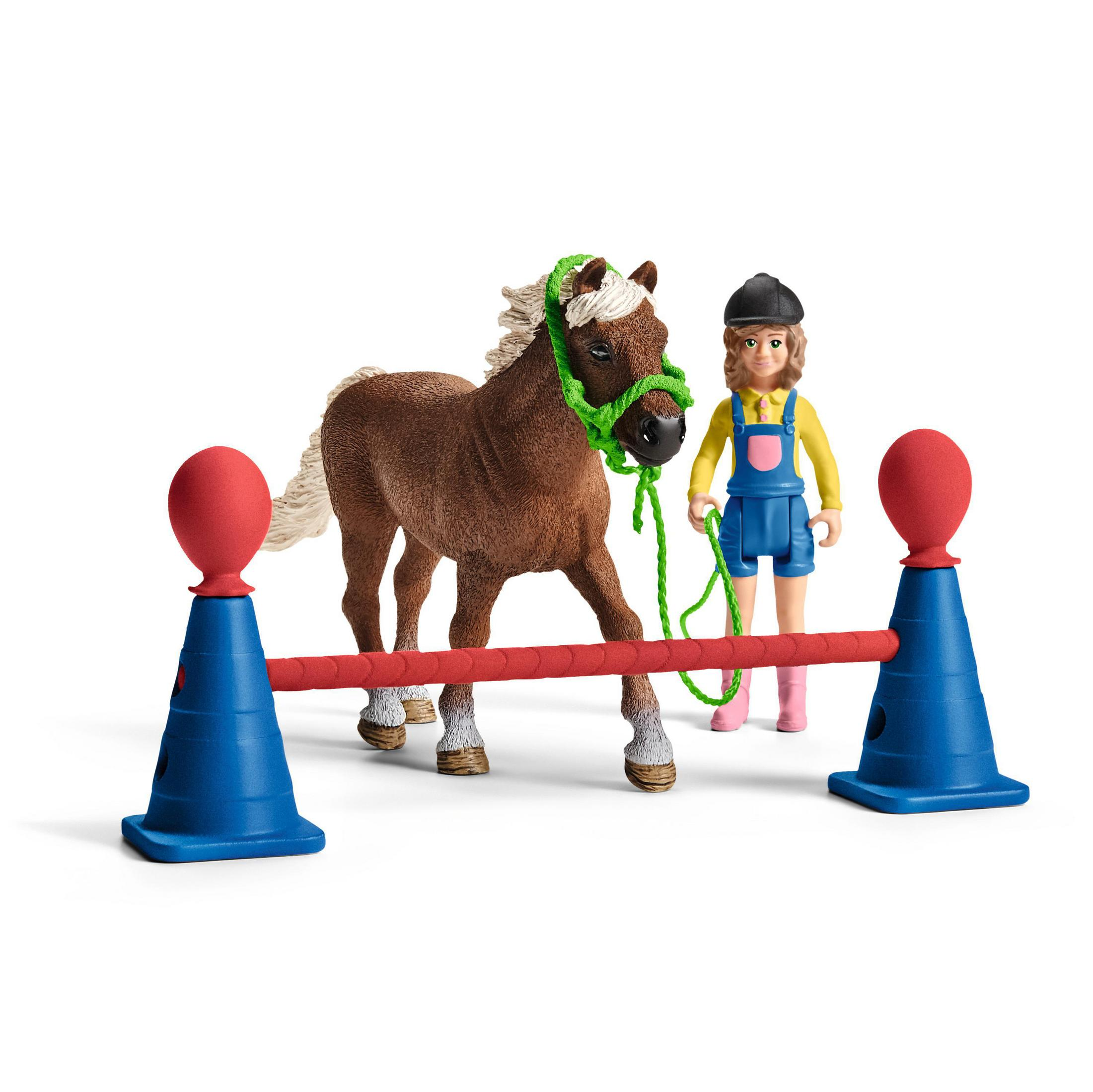 Spielzeugpferde- und Reiter-Set mit Sprunghindernissen. Das Pferd ist braun, der Reiter ist ein Mädchen.