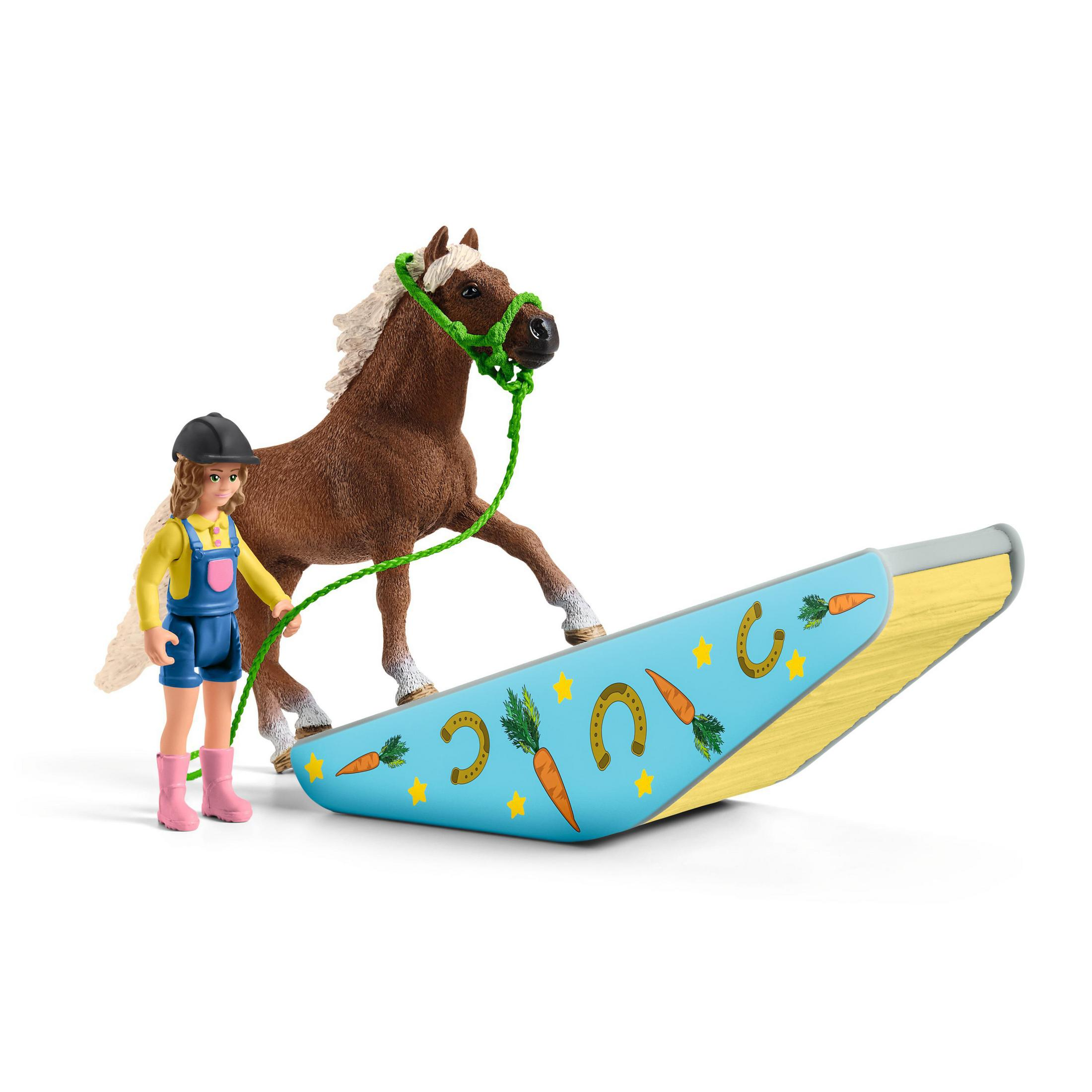 Ein Mädchen mit einem Pferdespielzeug. Das Pferd steht auf einer blau-gelben Rampe.