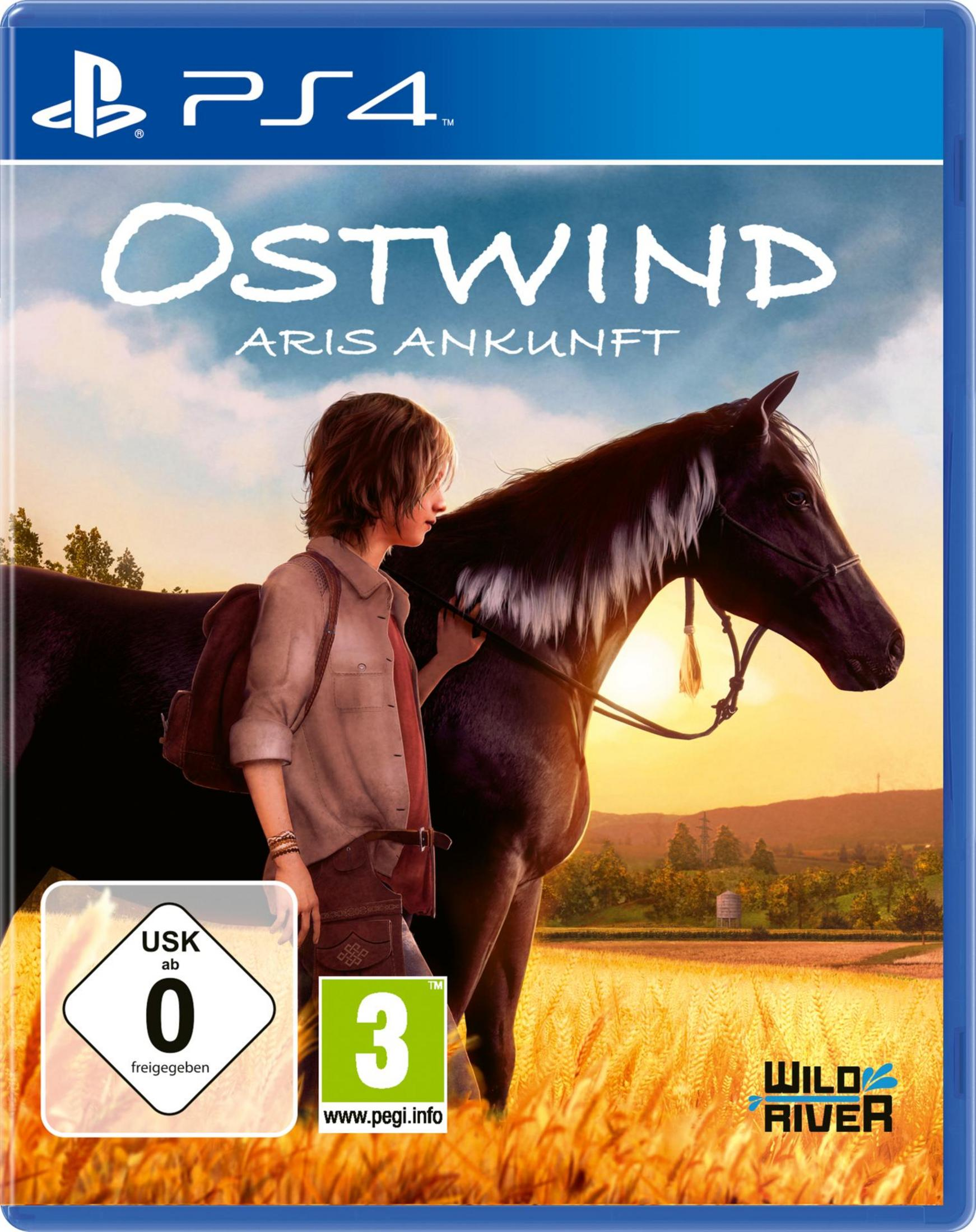 Copertina del gioco PS4. Una ragazza con uno zaino è in piedi accanto a un cavallo nero in un campo.