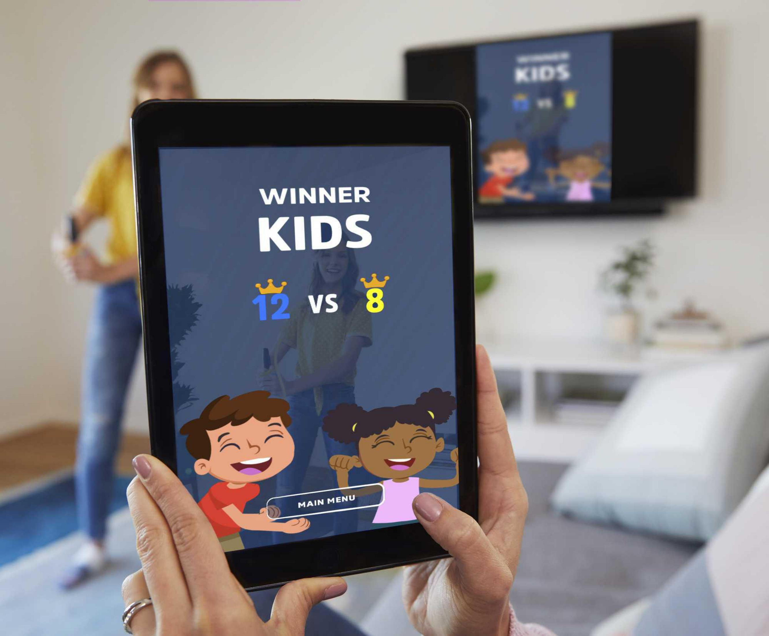 Person hält ein Tablet mit einem Kinderspiel. Zeigt Ergebnisse und Spiel.
