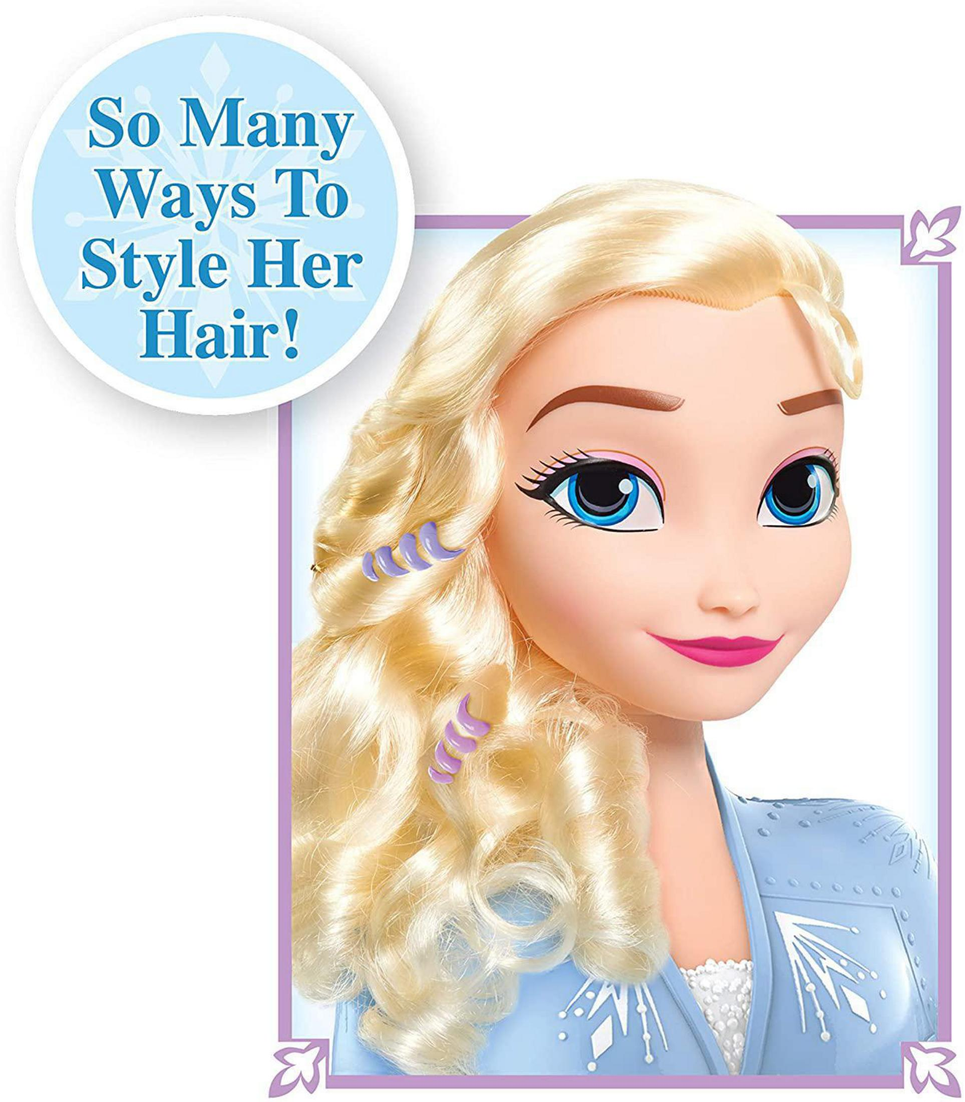 Primo piano di una bambola Elsa con capelli biondi e occhi azzurri. Testo: 'Tanti modi per acconciare i suoi capelli!'