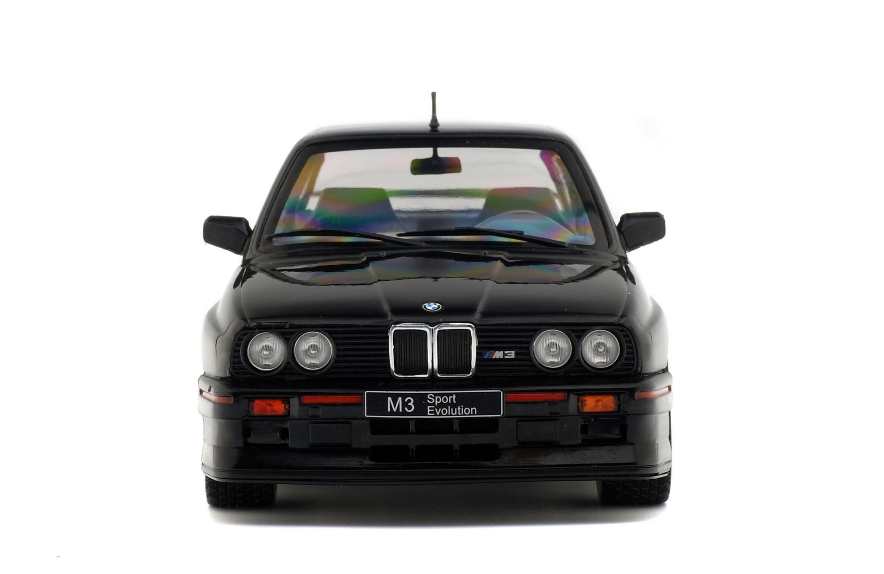 Schwarzer BMW M3 Sport Evolution, Frontansicht, mit M3- und Sport Evolution-Logos.