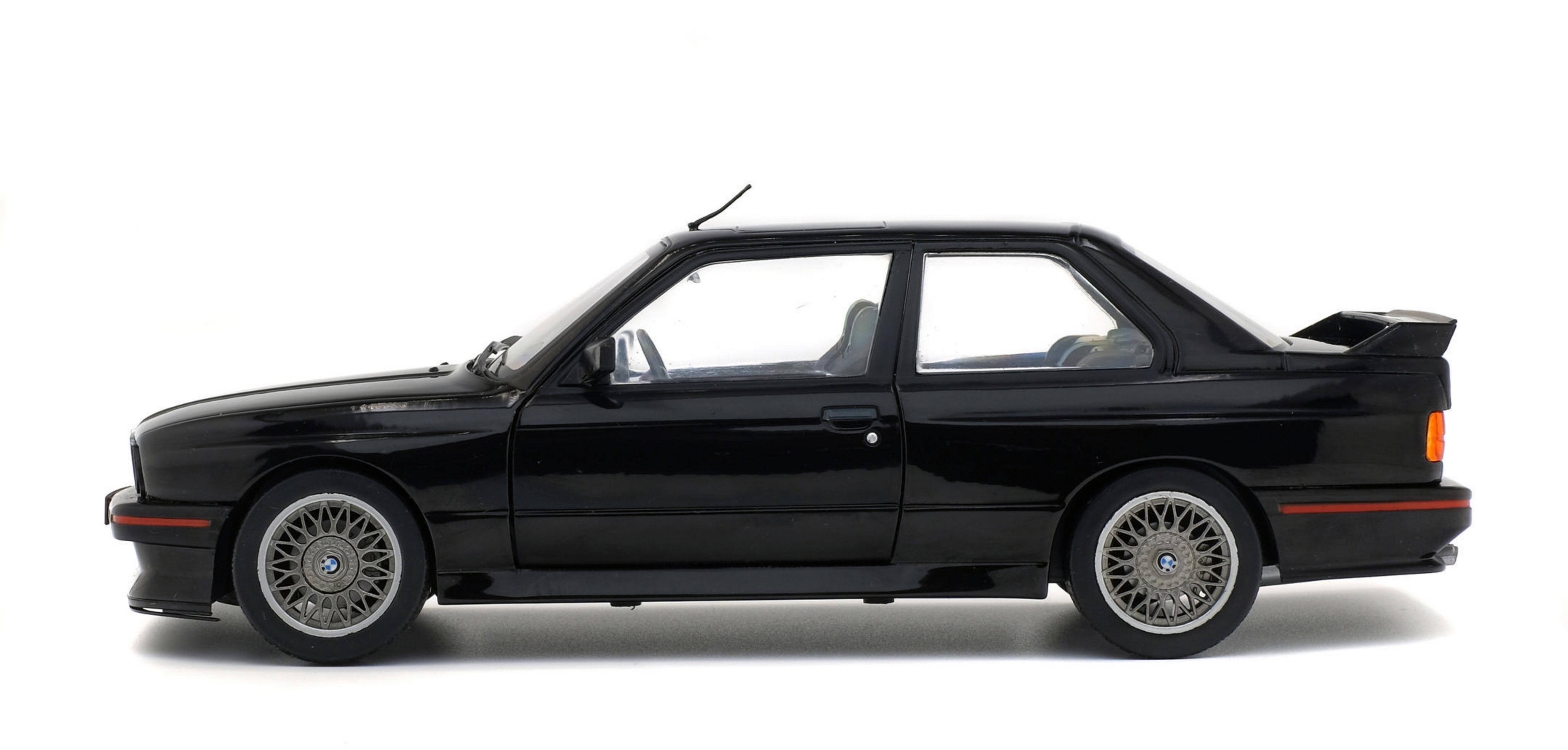 Ein schwarzes BMW M3 Automodell auf weißem Hintergrund, von der Seite gesehen.