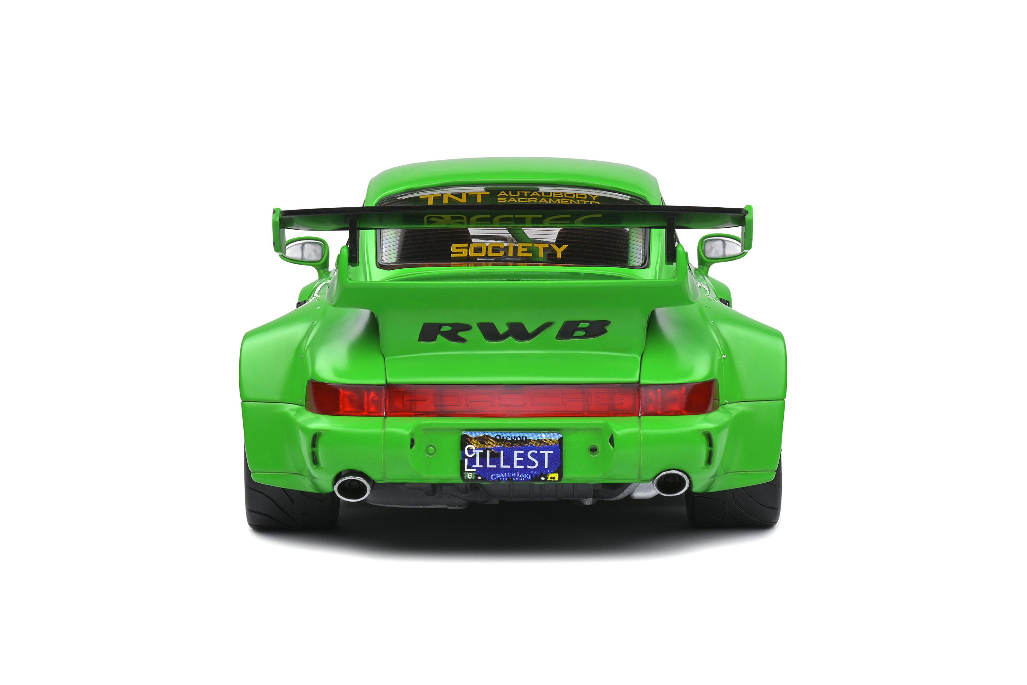 Grünes Sportwagen, Rückansicht, mit RWB und Illest am Heck.