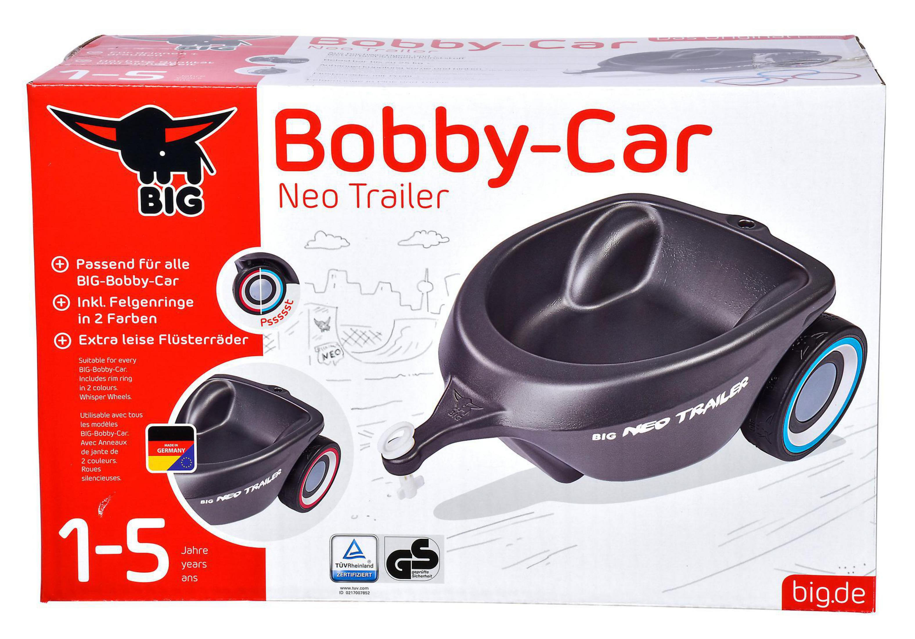 Ein schwarz-weißer Spielzeuganhänger mit dem Wort Bobby-Car darauf.
