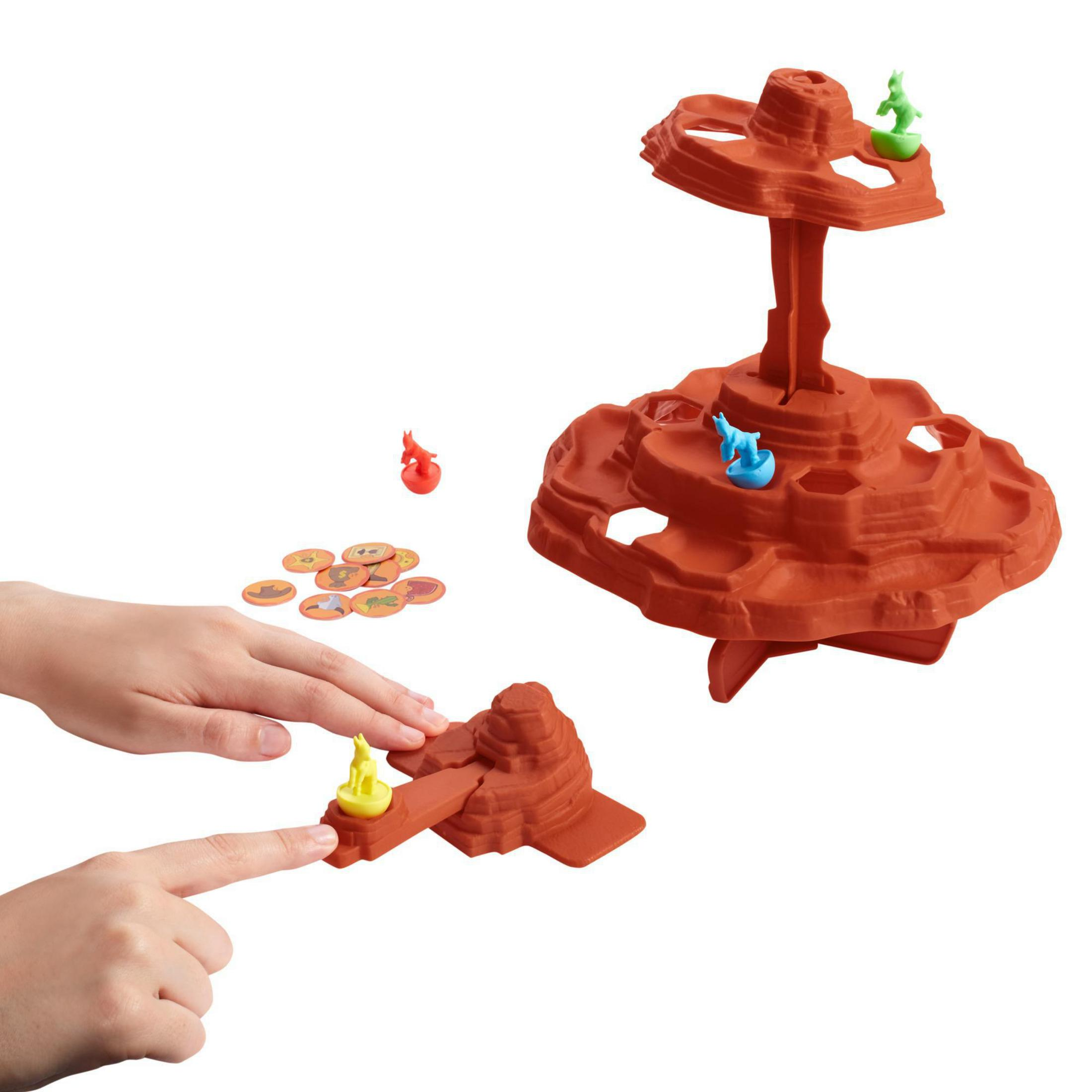 Ein Spiel, bei dem die Spieler kleine Figuren um eine braune, felsige Struktur bewegen. Links ist eine Hand.