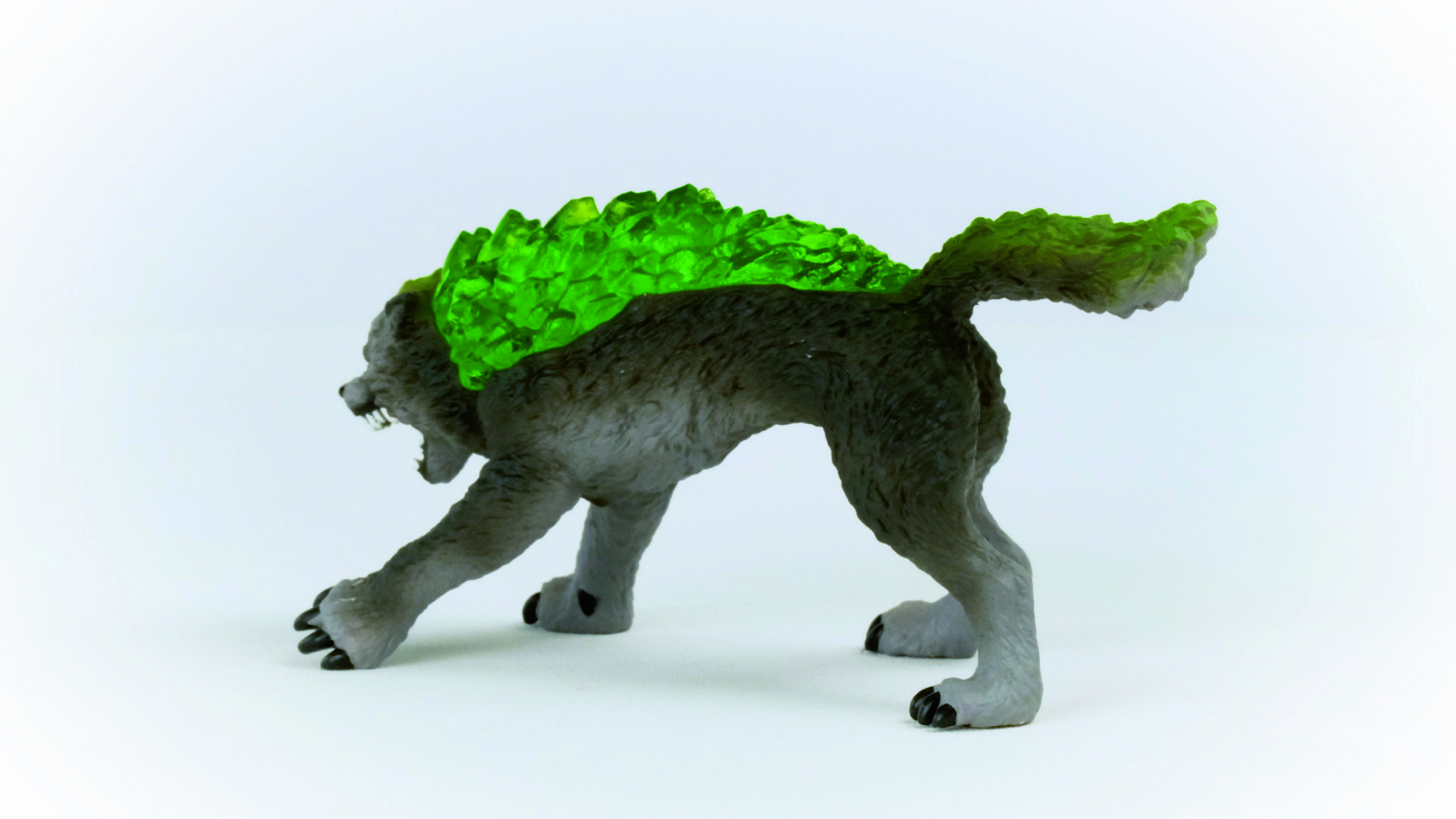 Un giocattolo a forma di lupo con una struttura cristallina verde sulla schiena.