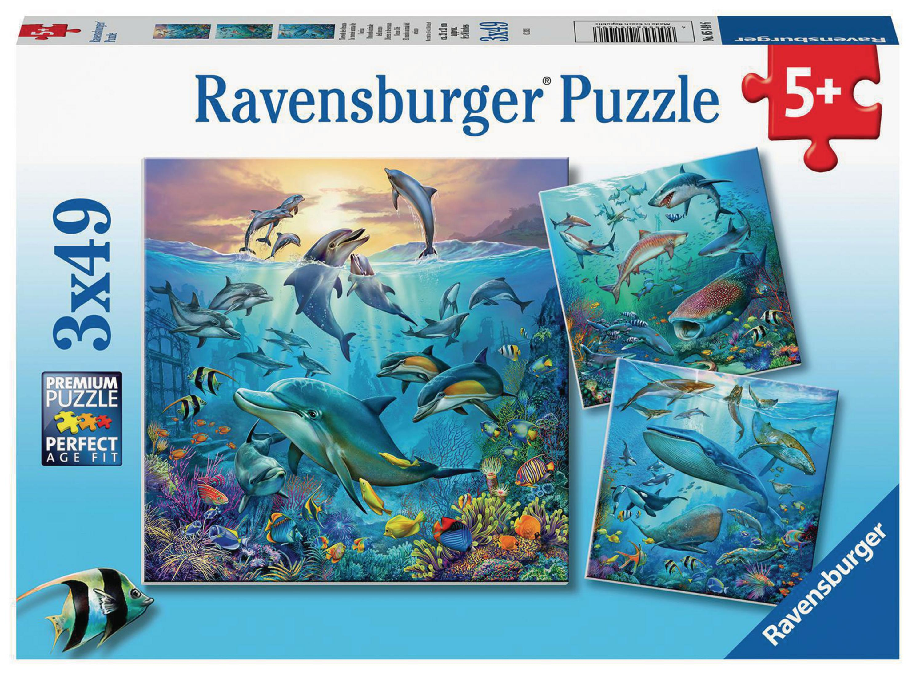 Pudełko z puzzlami Ravensburger przedstawia pływające delfiny, z elementami podwodnymi i puzzli.