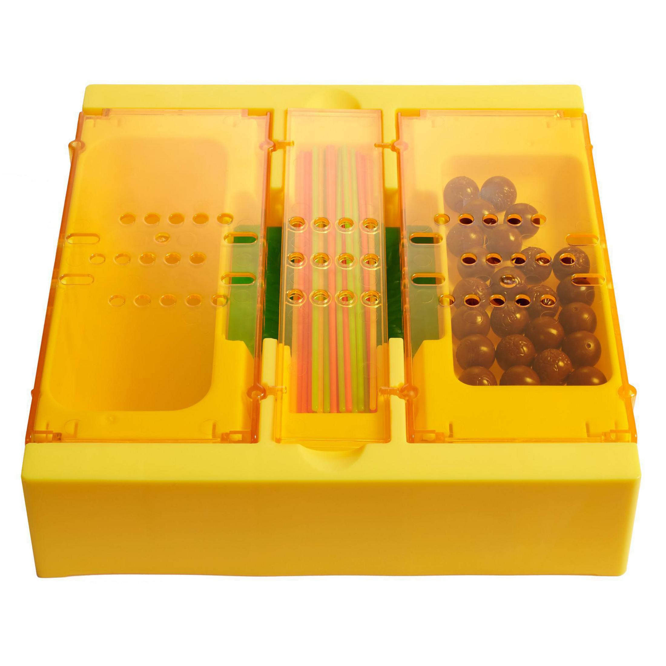 Ein gelbes Spiel mit Löchern und farbigen Stäben. In einem Bereich befinden sich braune Kugeln. Die Box ist offen.