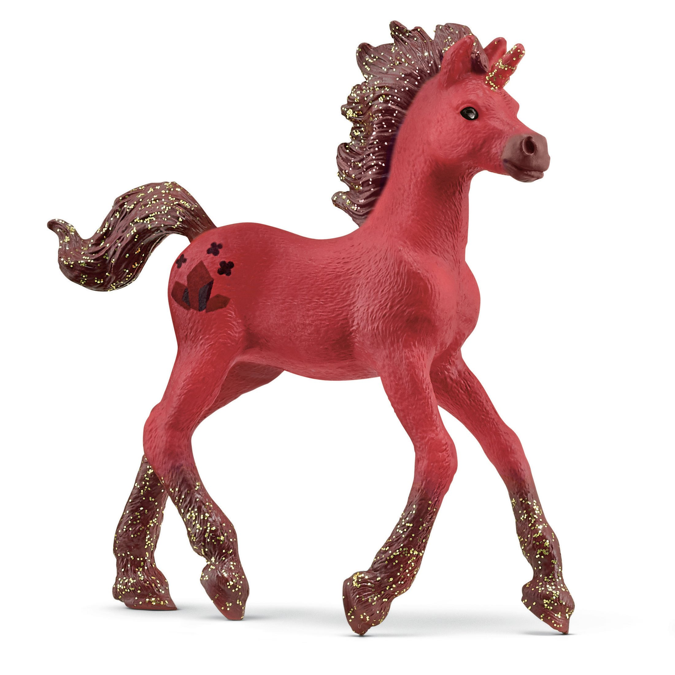 Czerwony jednorożec z zabawką ze złotym brokatem na nogach i grzywie, na białym tle.