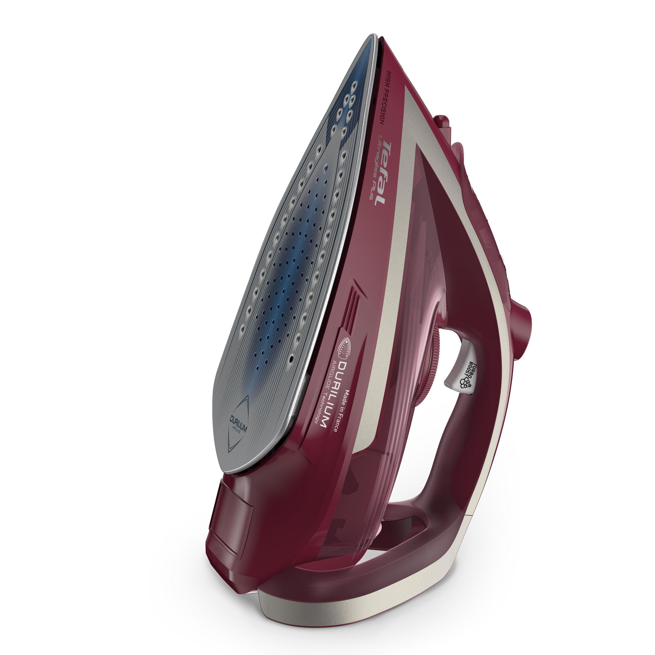 Czerwone i białe żelazko z niebieską stopą. Ma srebrny uchwyt i stoi na białej powierzchni.