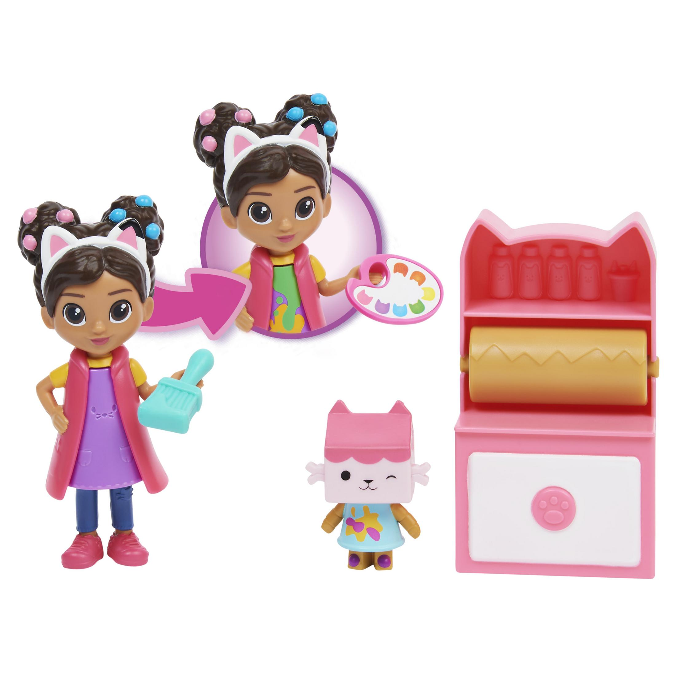 Zabawki Gabby's Dollhouse. Widoczna jest Gabby, figurka kota, zestaw do malowania i wałek.