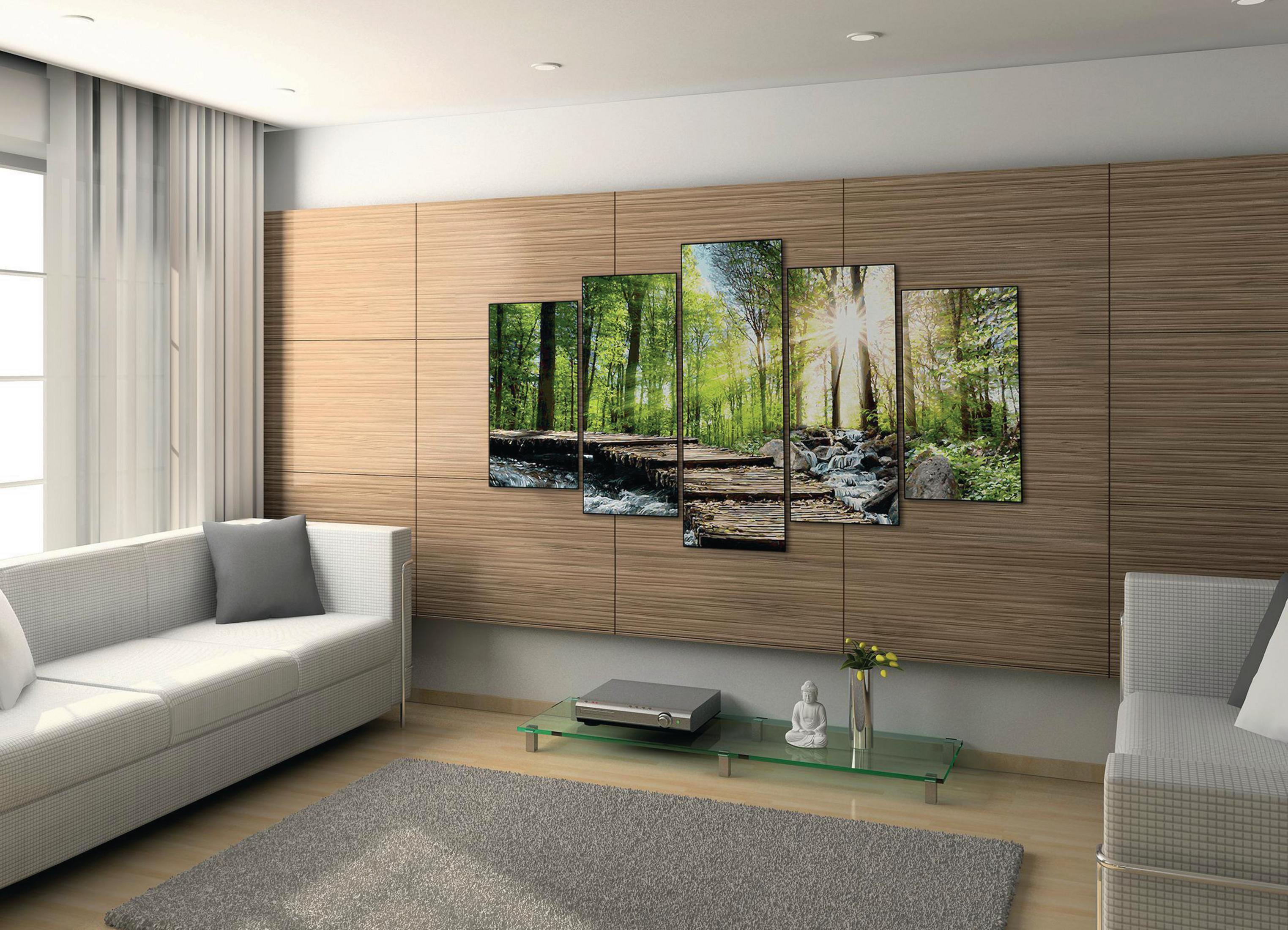 Fünf Paneele einer Waldszene mit Bach und Holzbrücke, an einer Wand montiert.