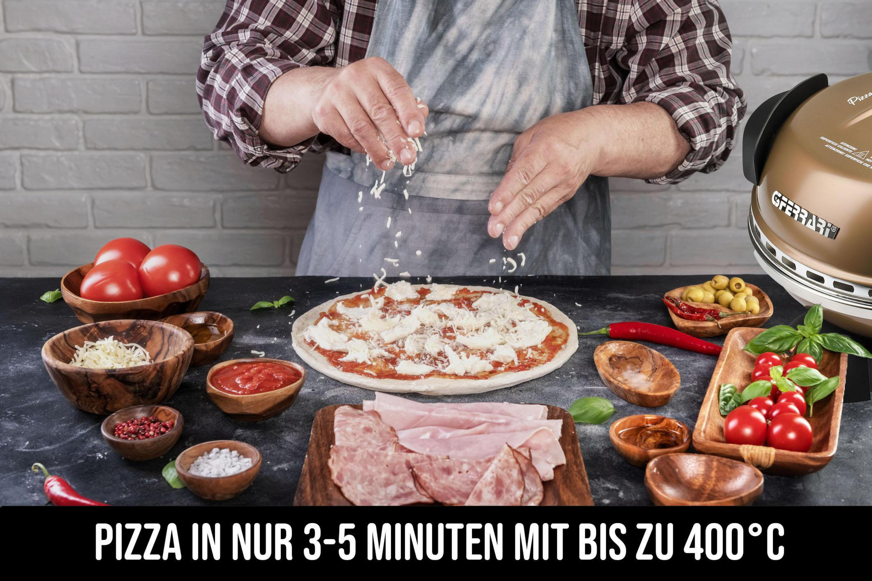 Eine Person gibt Käse auf eine Pizza. Andere Zutaten und der Ofen sind sichtbar.