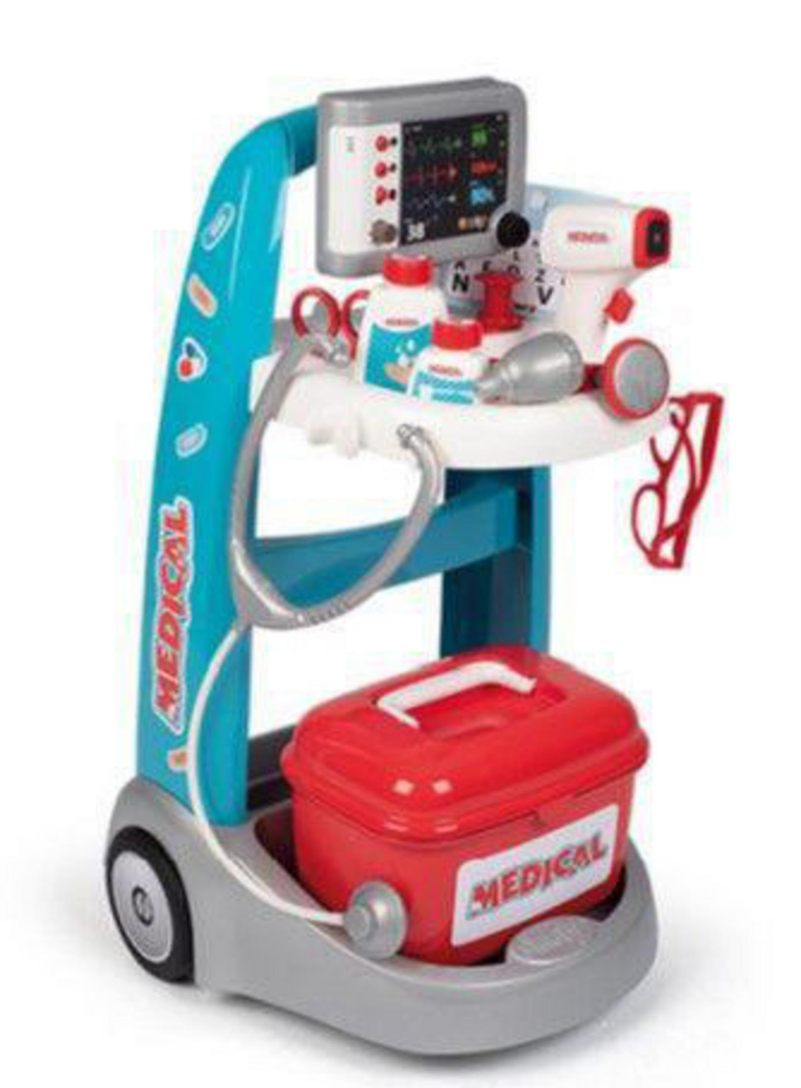 Un carrito médico de juguete con equipo y suministros médicos. Tiene un contenedor rojo.