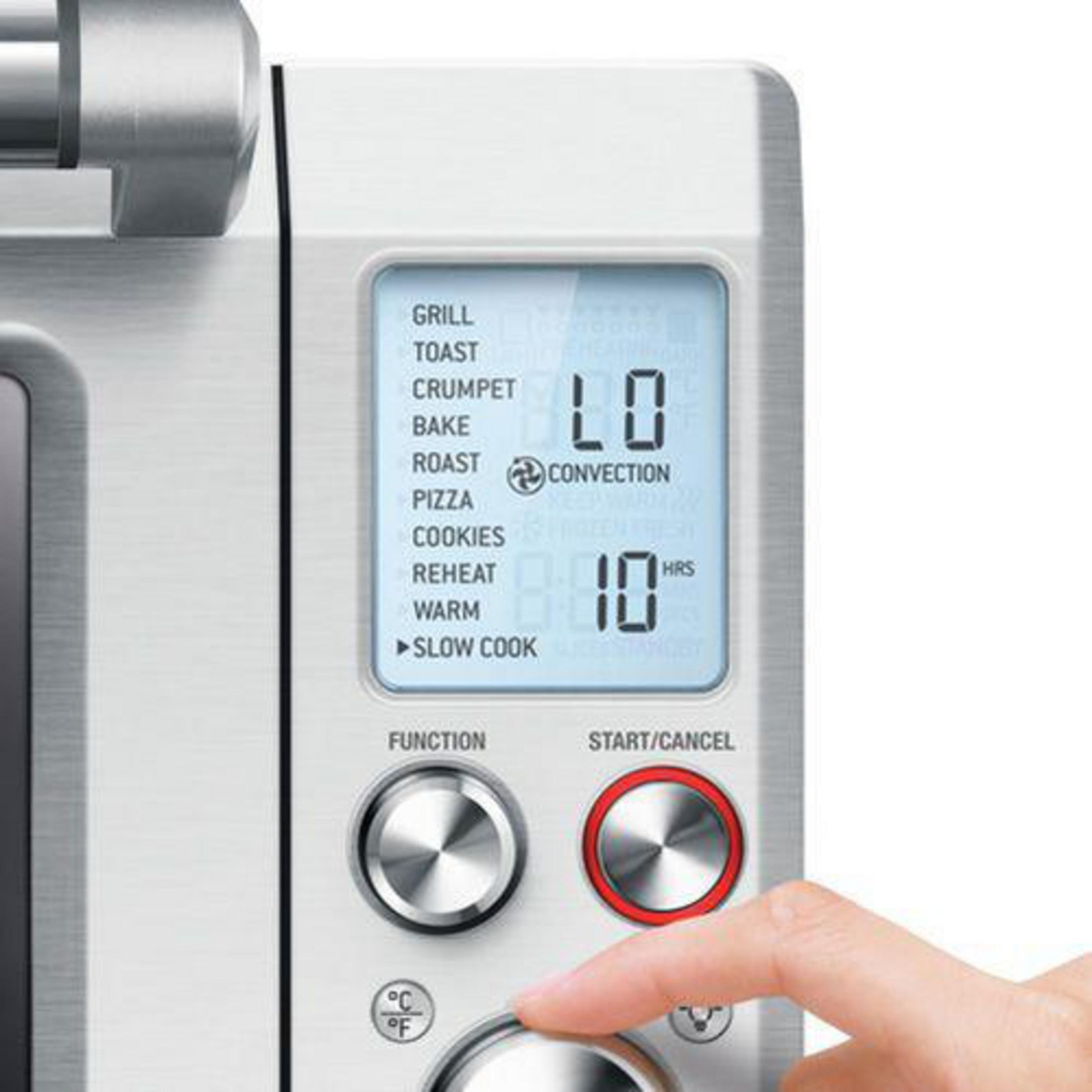 Zbliżenie panelu sterowania piekarnika pokazujące funkcje, regulatory temperatury i timer.