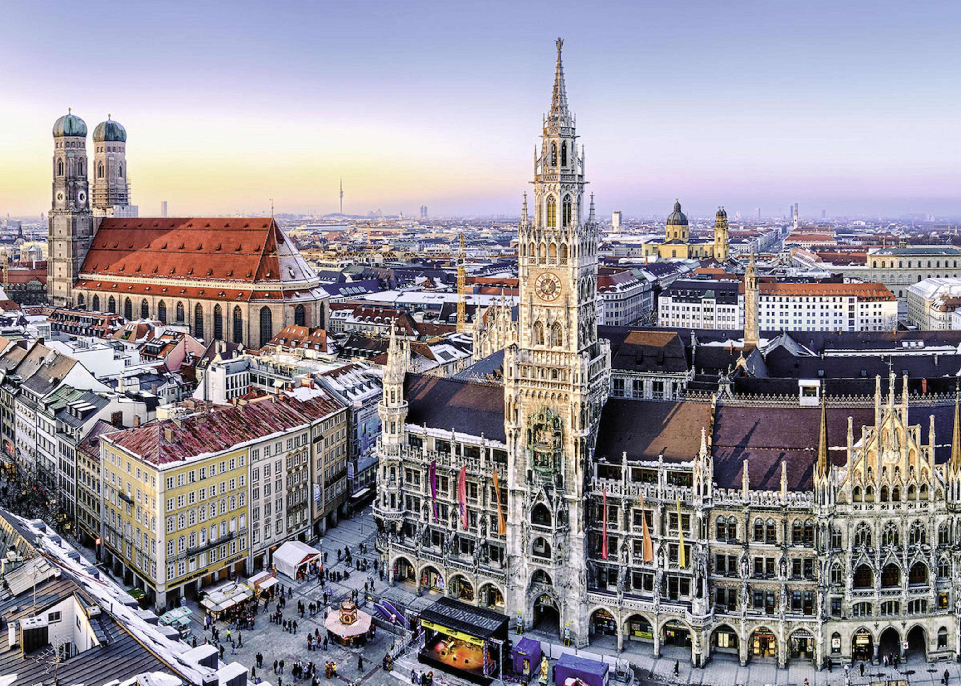 Luftaufnahme von München, Deutschland. Zeigt das Neue Rathaus und die Frauenkirche.