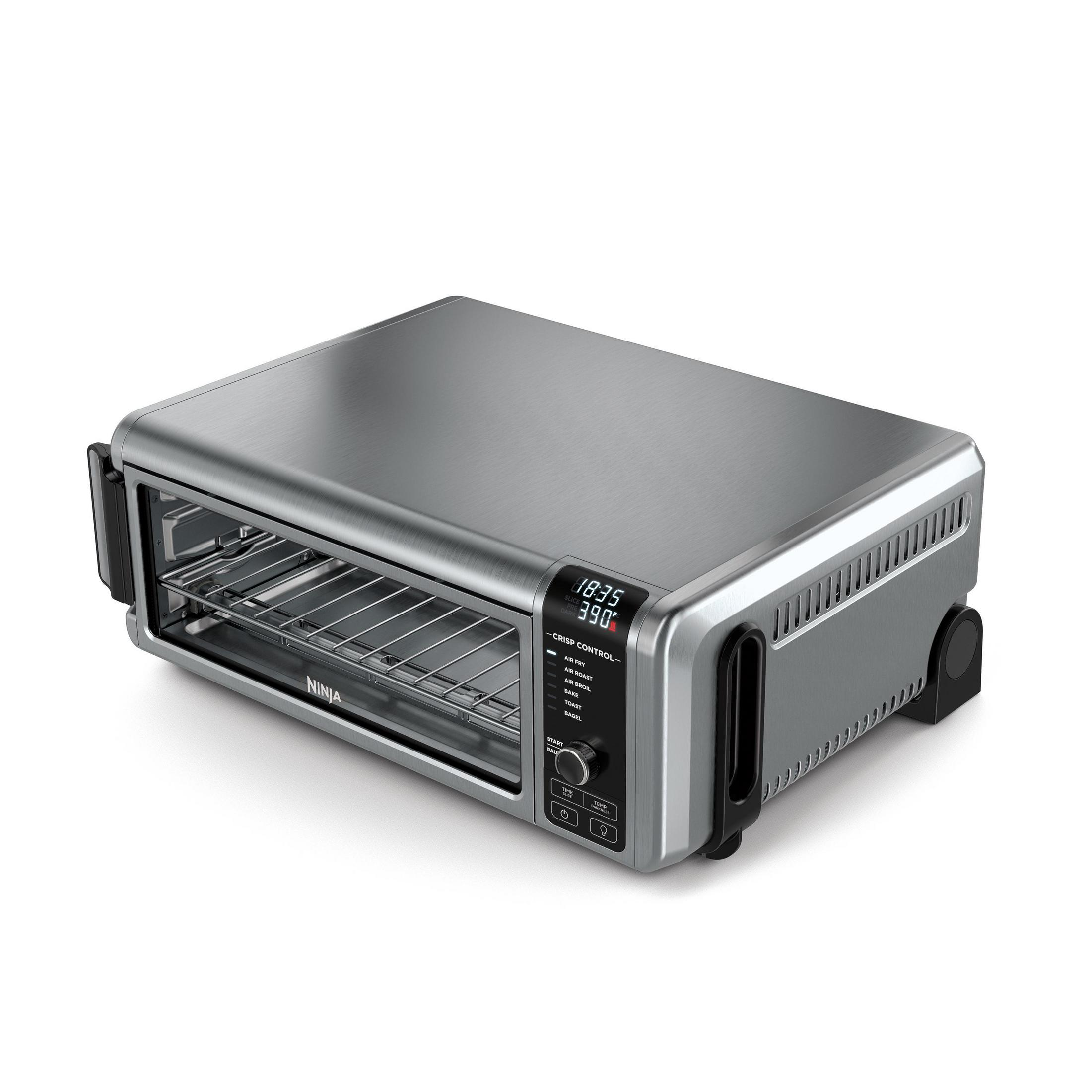 Un horno freidora de aire Ninja plateado y negro, que muestra la pantalla digital y el panel de control.