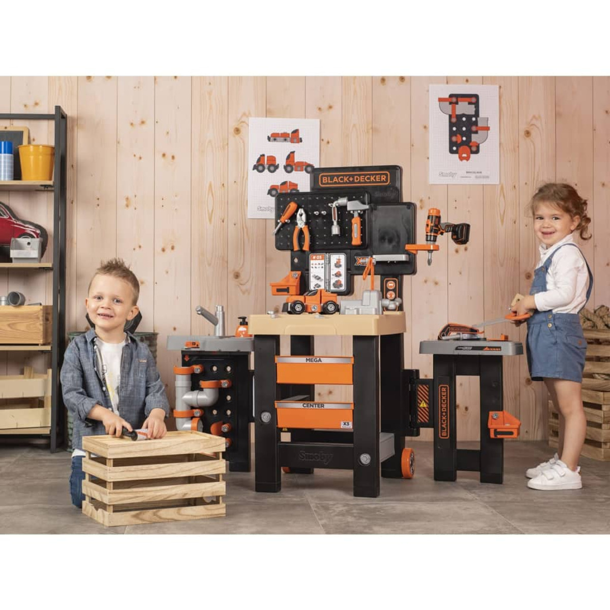 Zwei Kinder spielen mit einer Black & Decker Werkbank, Werkzeugen und einem Spielzeug-LKW.