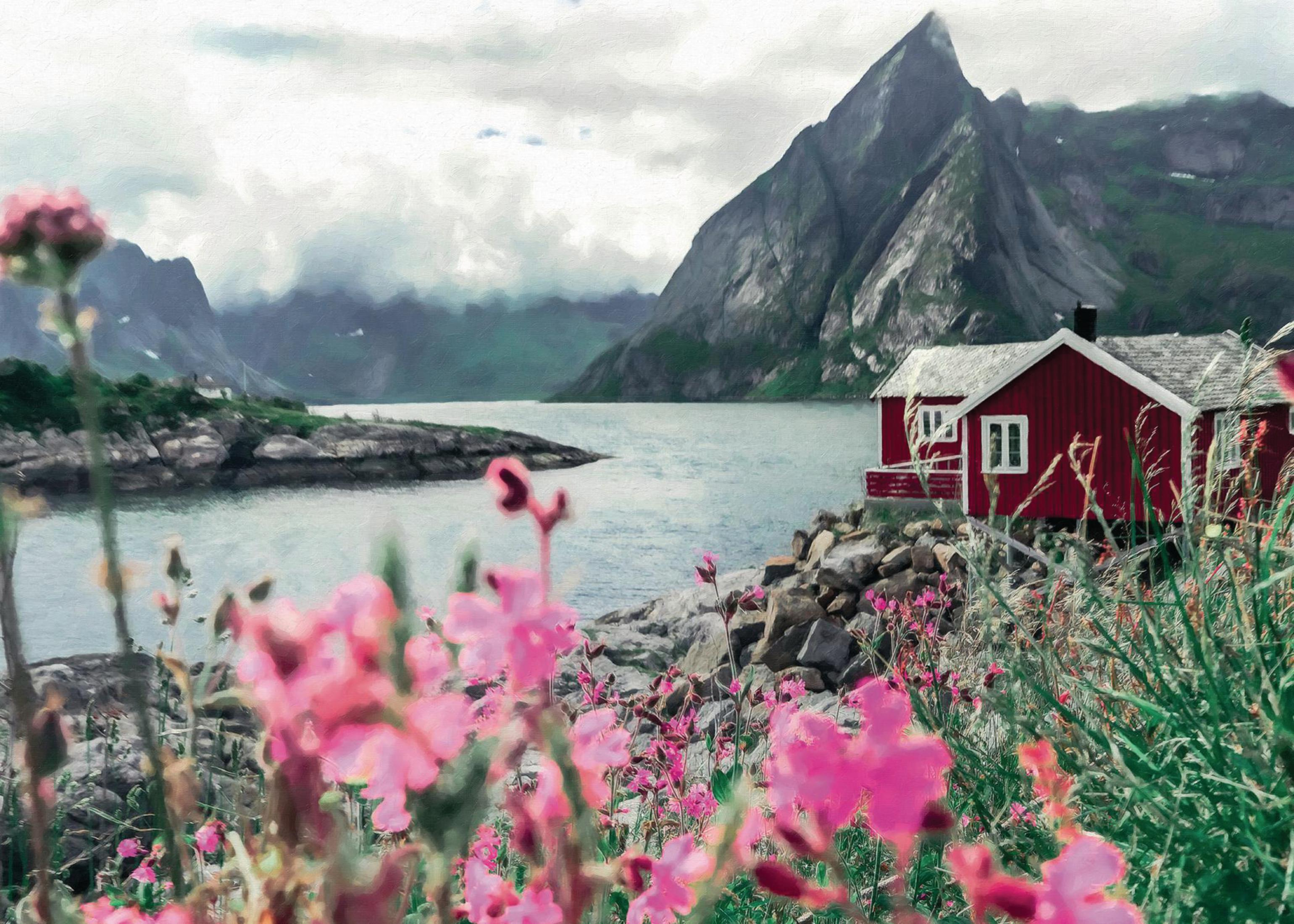 Szenische Ansicht eines roten Hauses an einem See mit rosa Blumen und Bergen im Hintergrund.