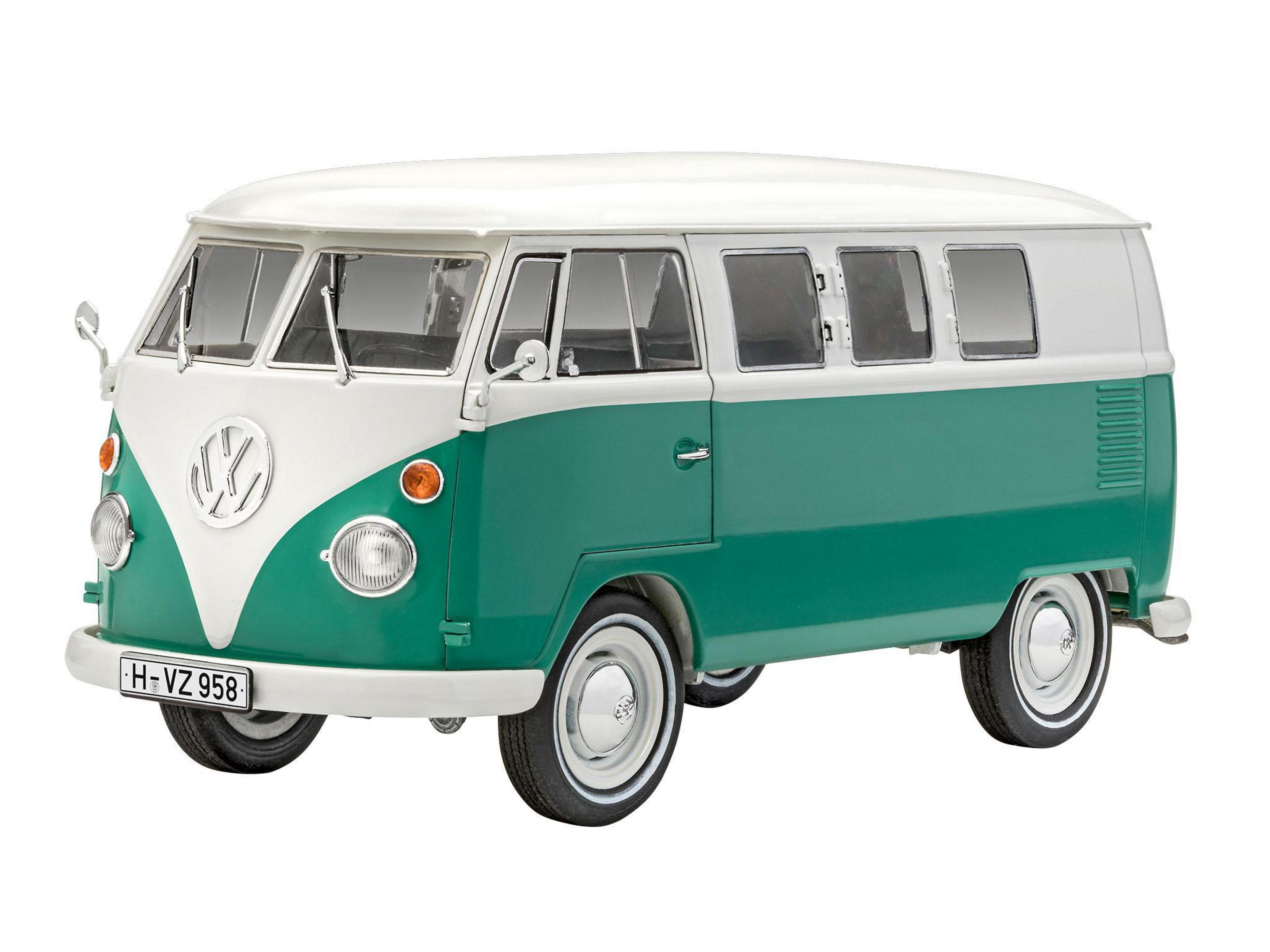 Ein grüner und weißer Spielzeug-VW-Bus auf weißem Hintergrund. Der Bus hat das Volkswagen-Logo auf der Vorderseite.