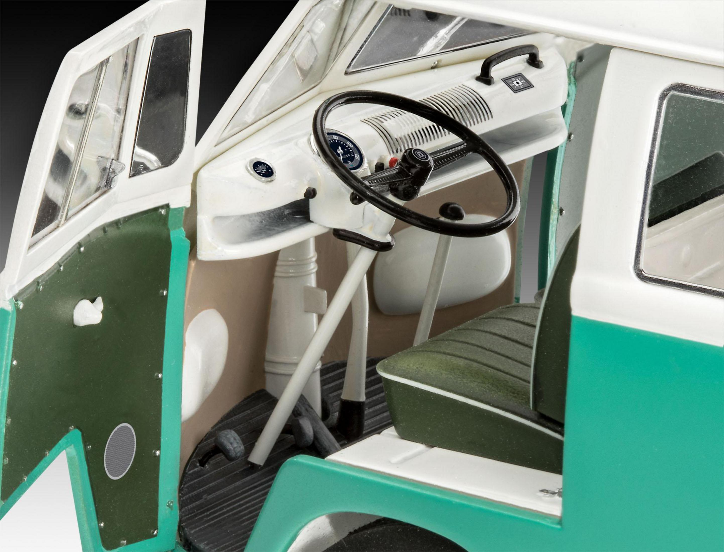 Innenraum eines Oldtimer-VW-Busses mit Lenkrad und Armaturenbrett.