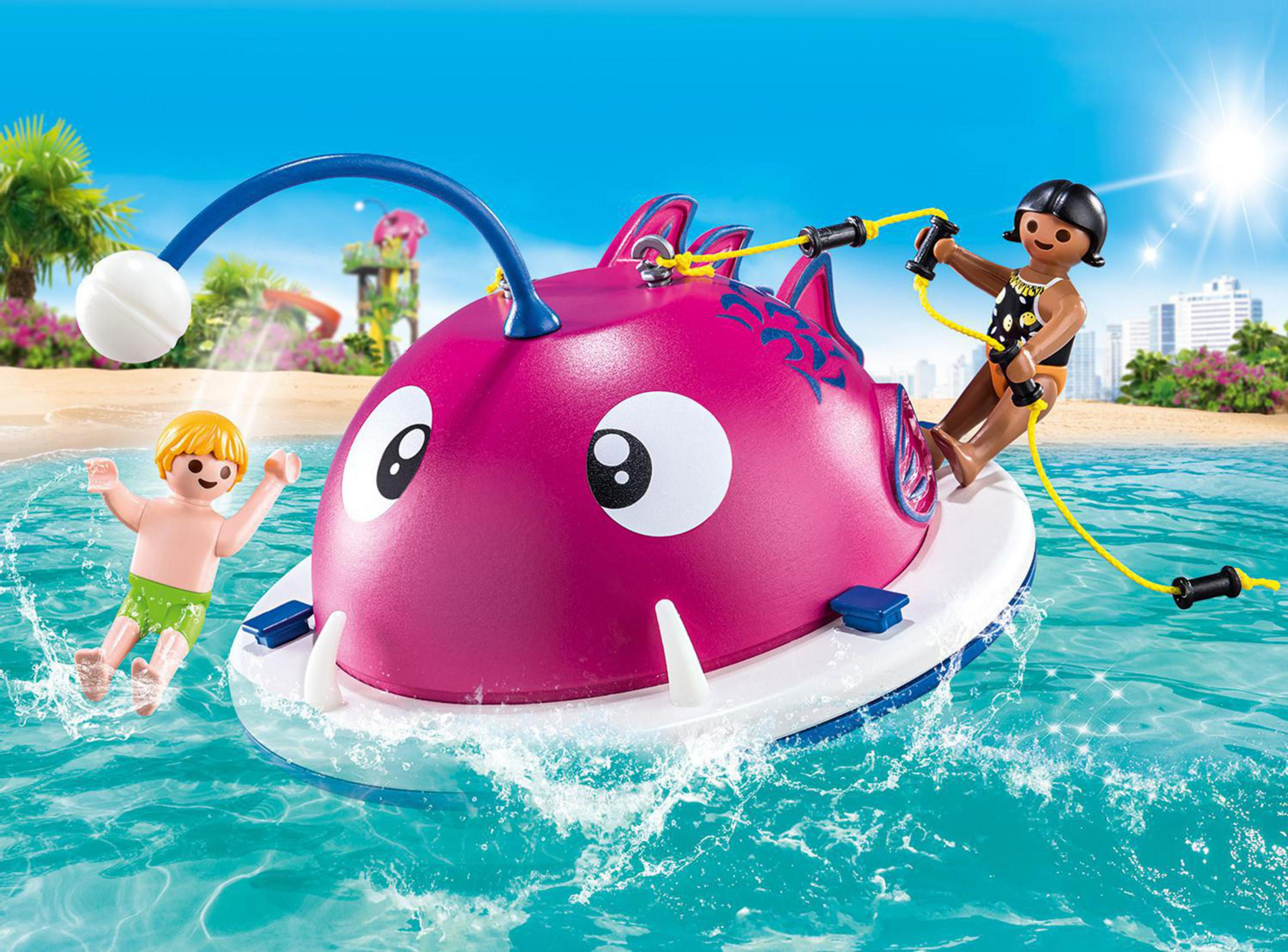 Zestaw Playmobil z dwiema figurkami na różowej łodzi, w wodzie.