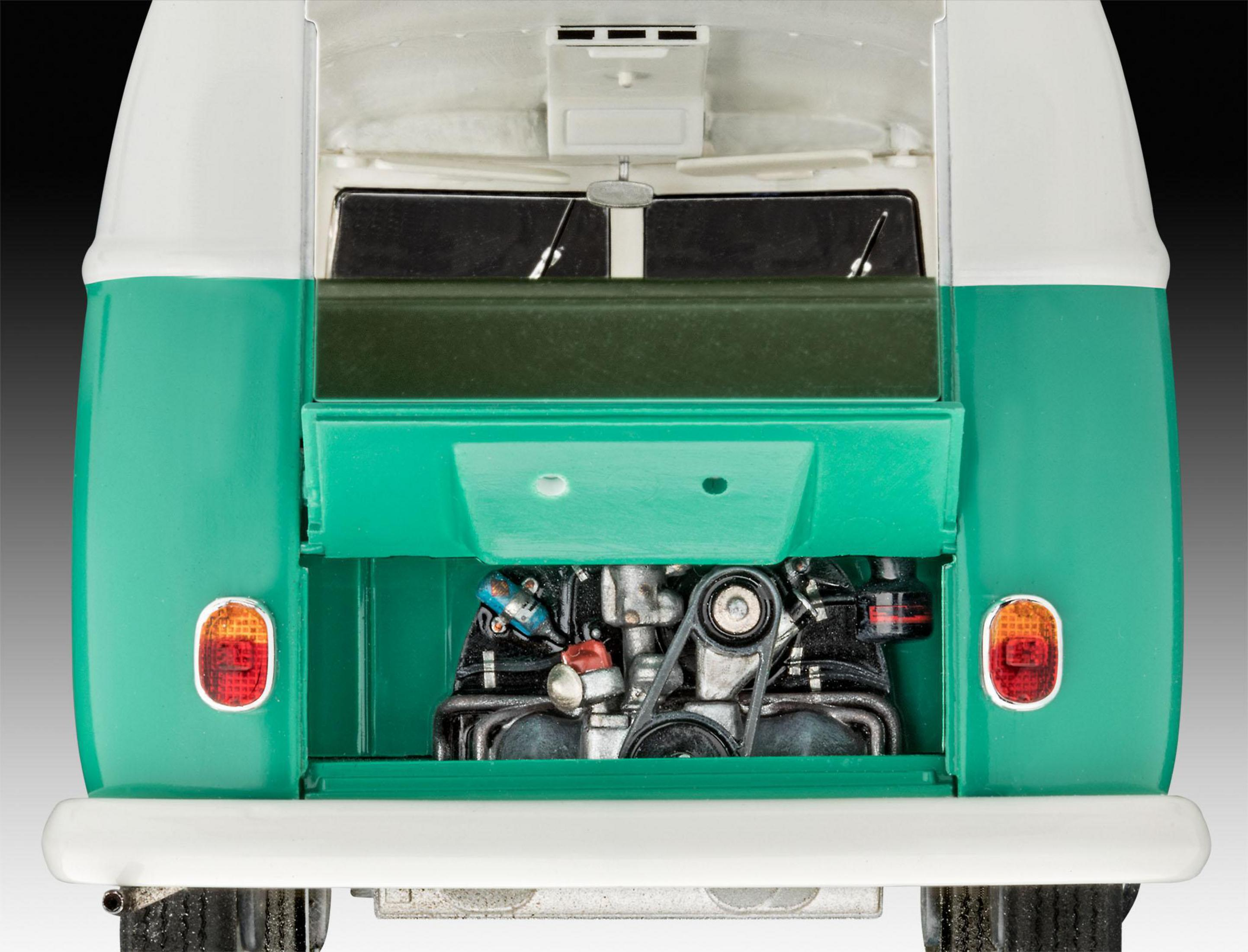 Der Motorraum eines grünen und weißen Volkswagen-Van-Modells.