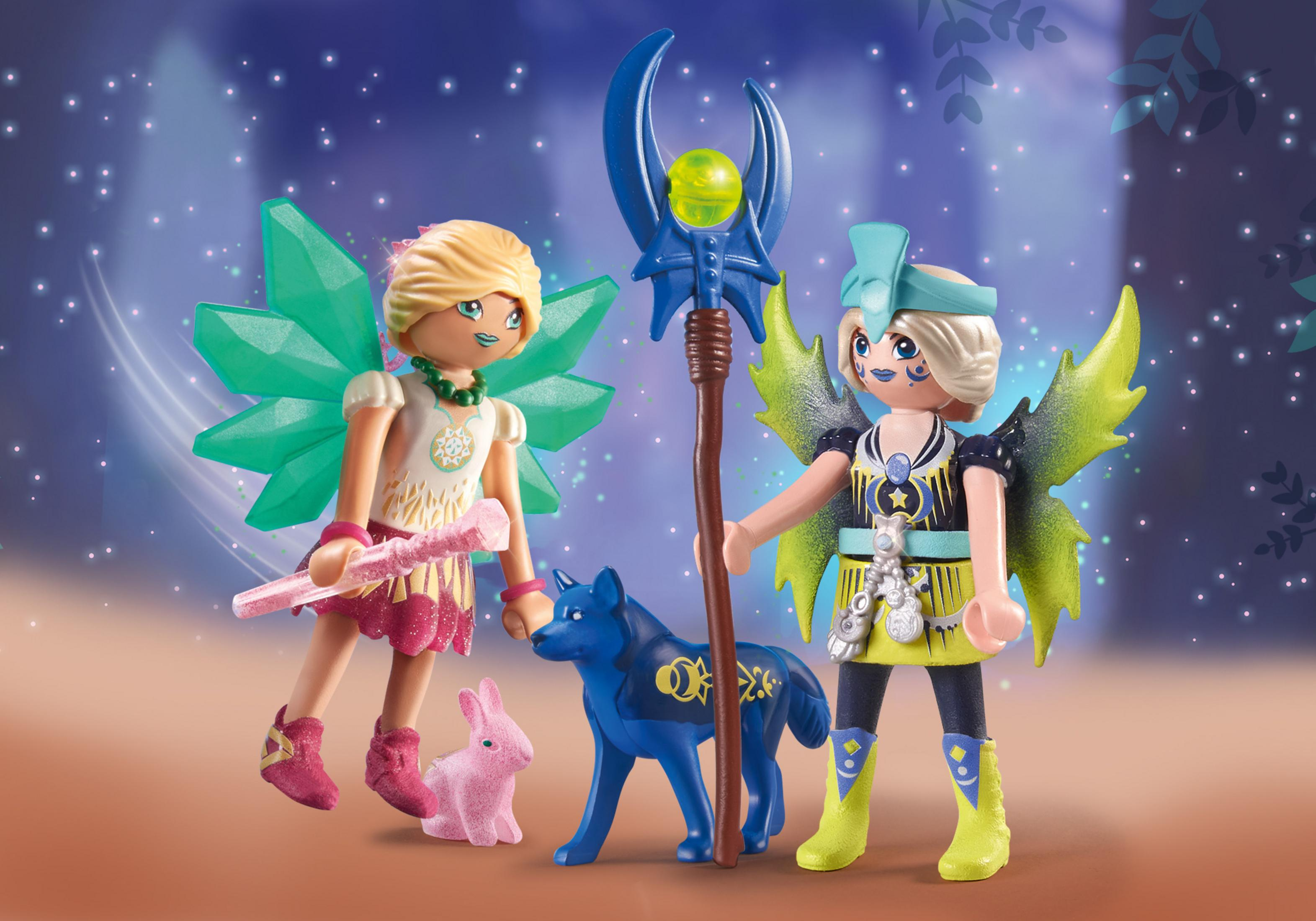 Zwei Feenfiguren mit Flügeln, ein blauer Wolf und ein rosa Kaninchen, die auf einem bunten Hintergrund stehen.