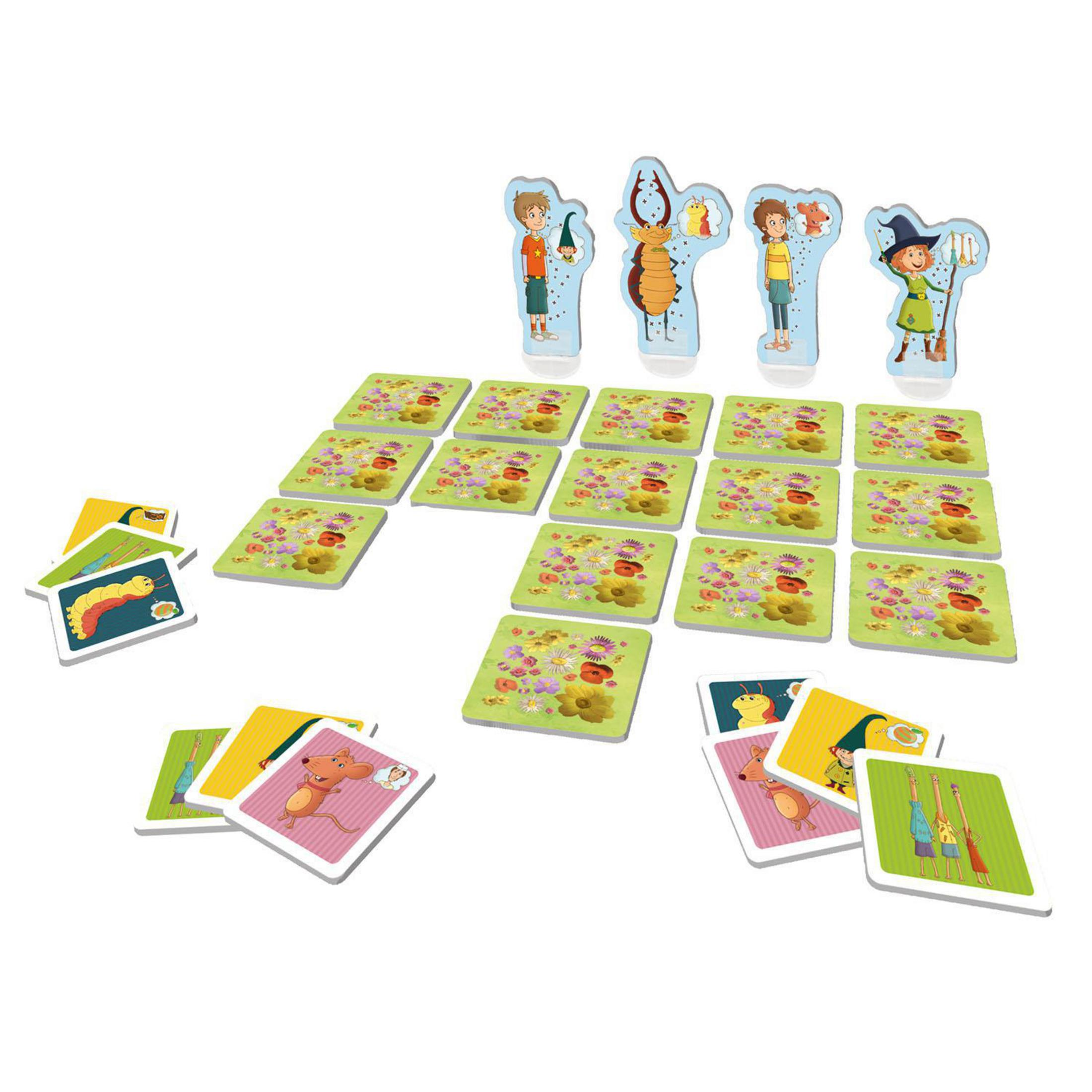 Spielteile: kleine Figuren, Karten und quadratische Kacheln, auf weißer Oberfläche verstreut.