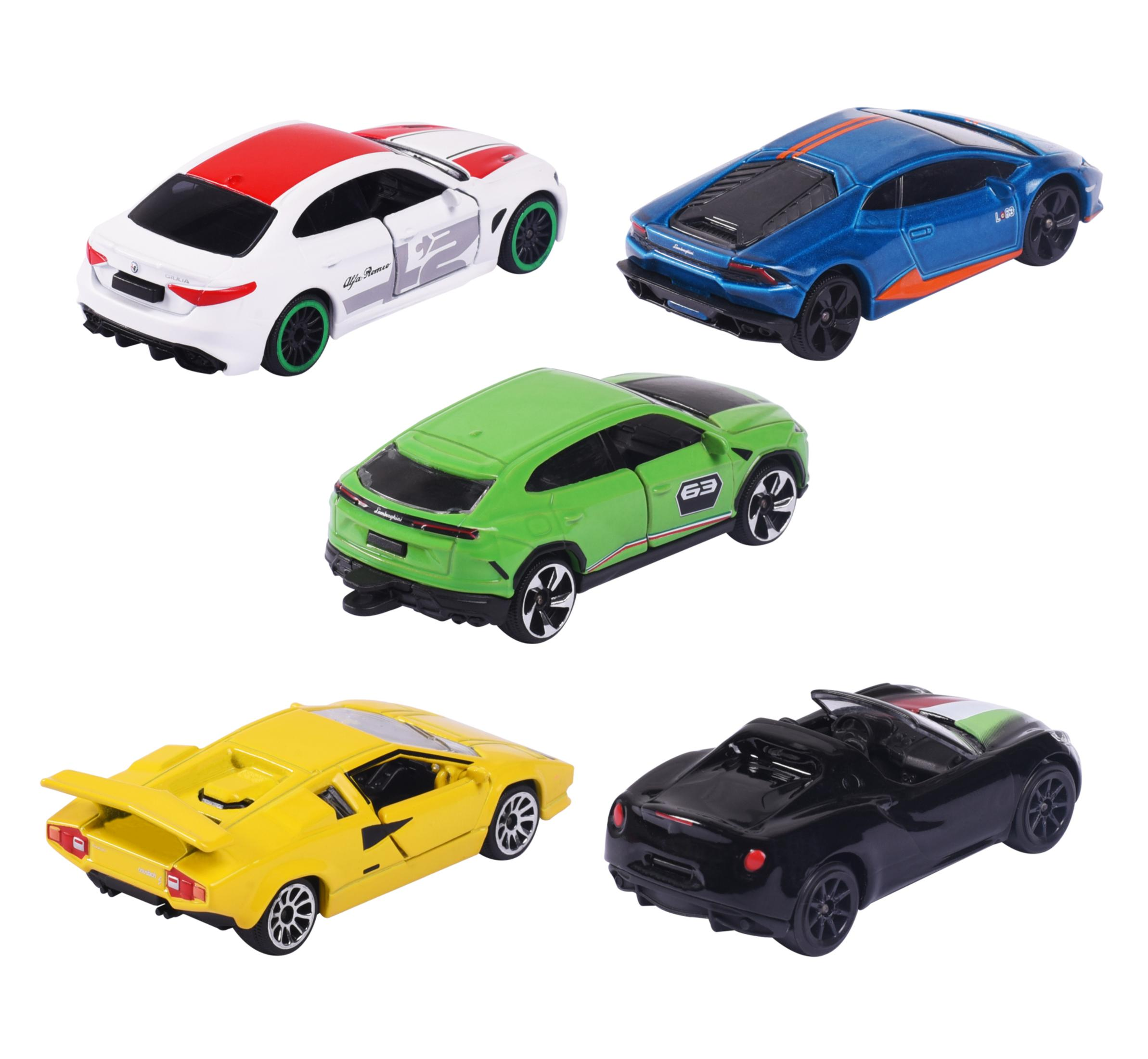 Fünf Spielzeugautos in verschiedenen Farben und Designs; weißer Hintergrund.