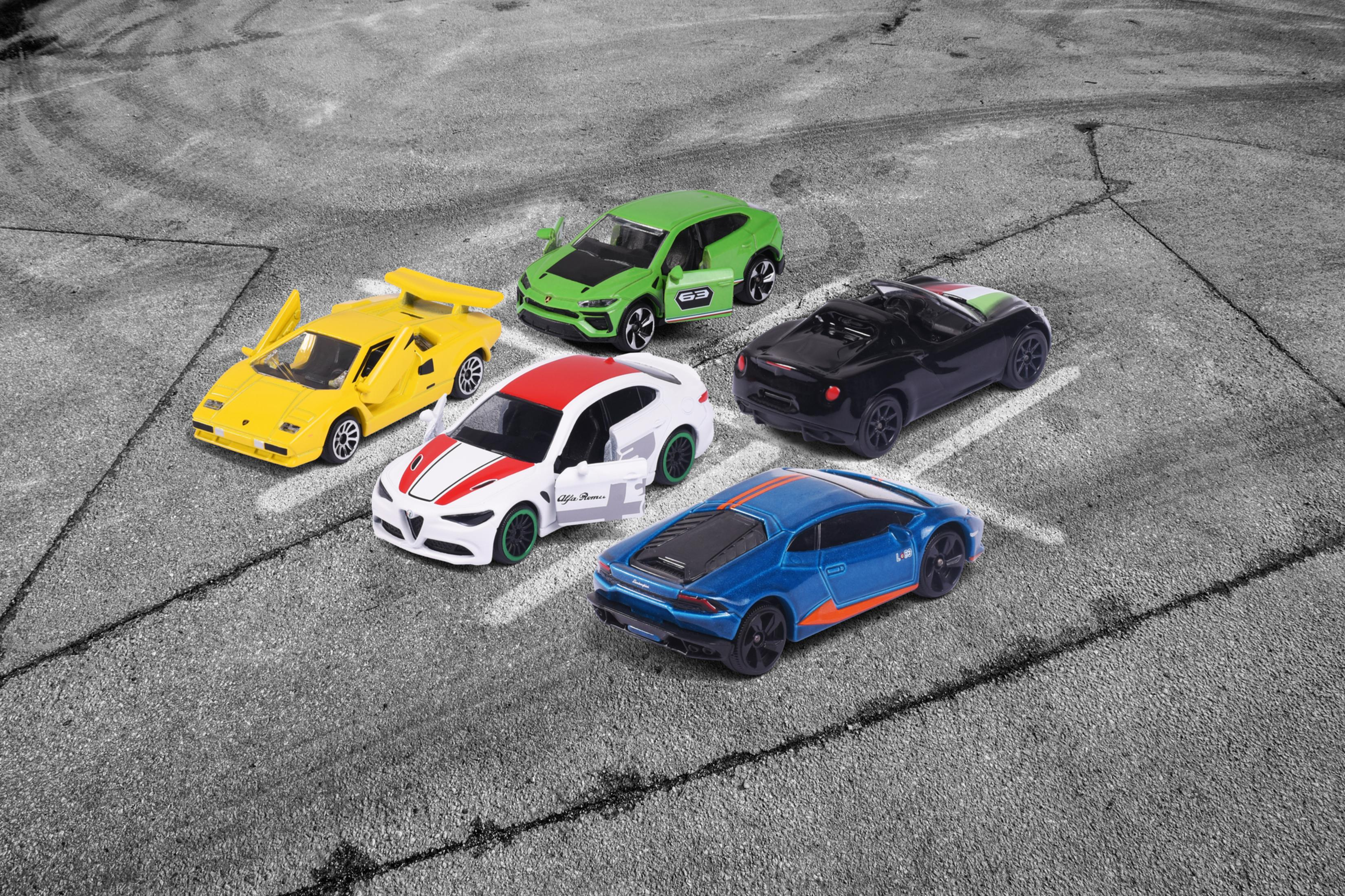 Spielzeugautos auf einer Rennstrecke. Verschiedenfarbige Spielzeugautos auf grauer Strecke.