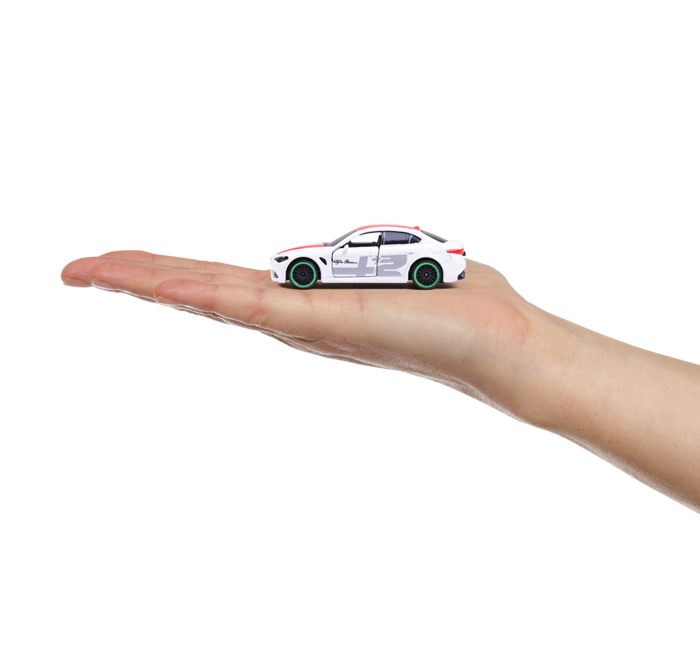 Ein weißes Spielzeugauto wird von einer Hand gehalten, isoliert auf weißem Hintergrund.