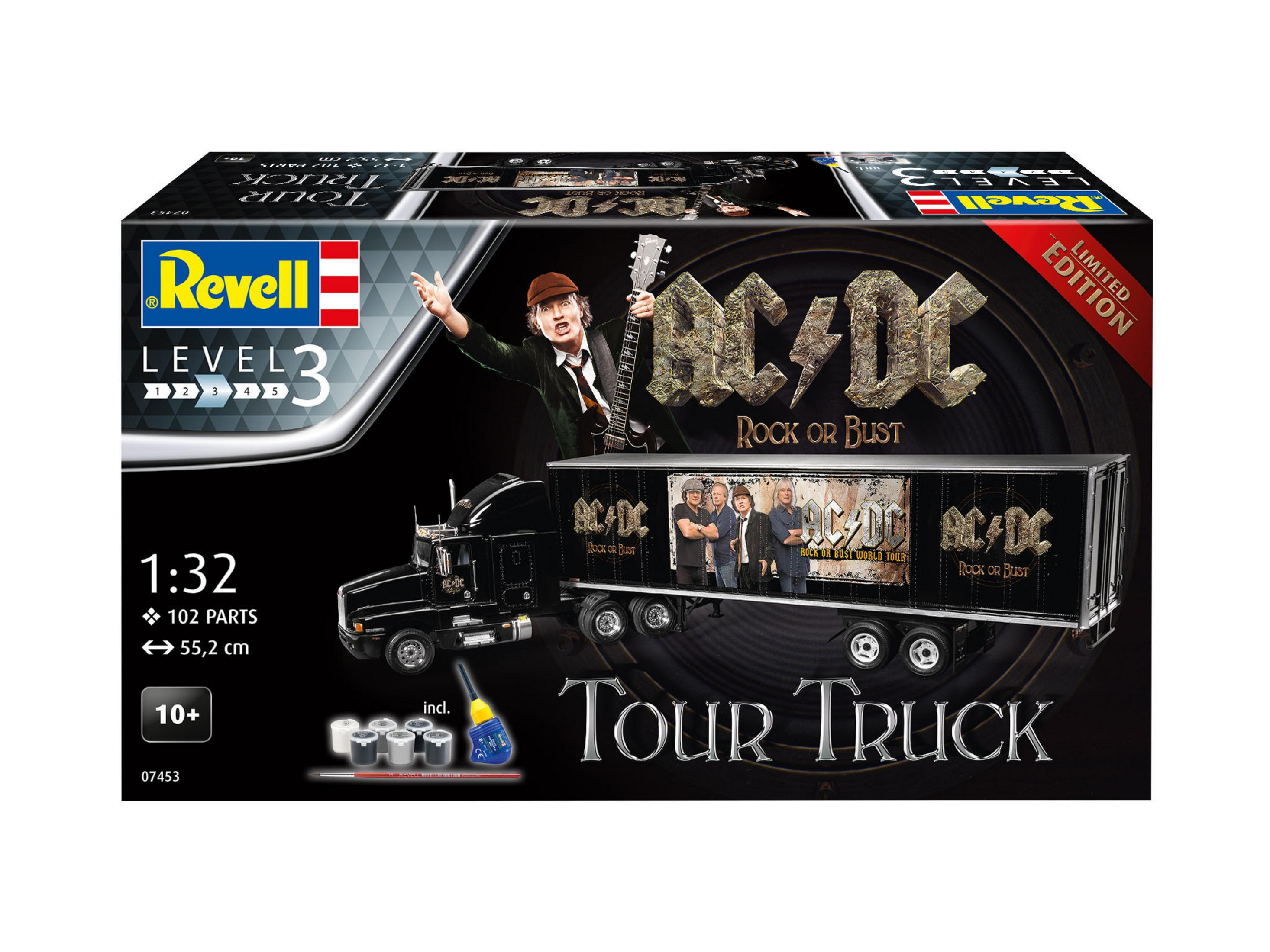 Ein Modellbausatzkarton eines AC/DC-Tourtrucks mit schwarzer Zugmaschine und Anhänger.