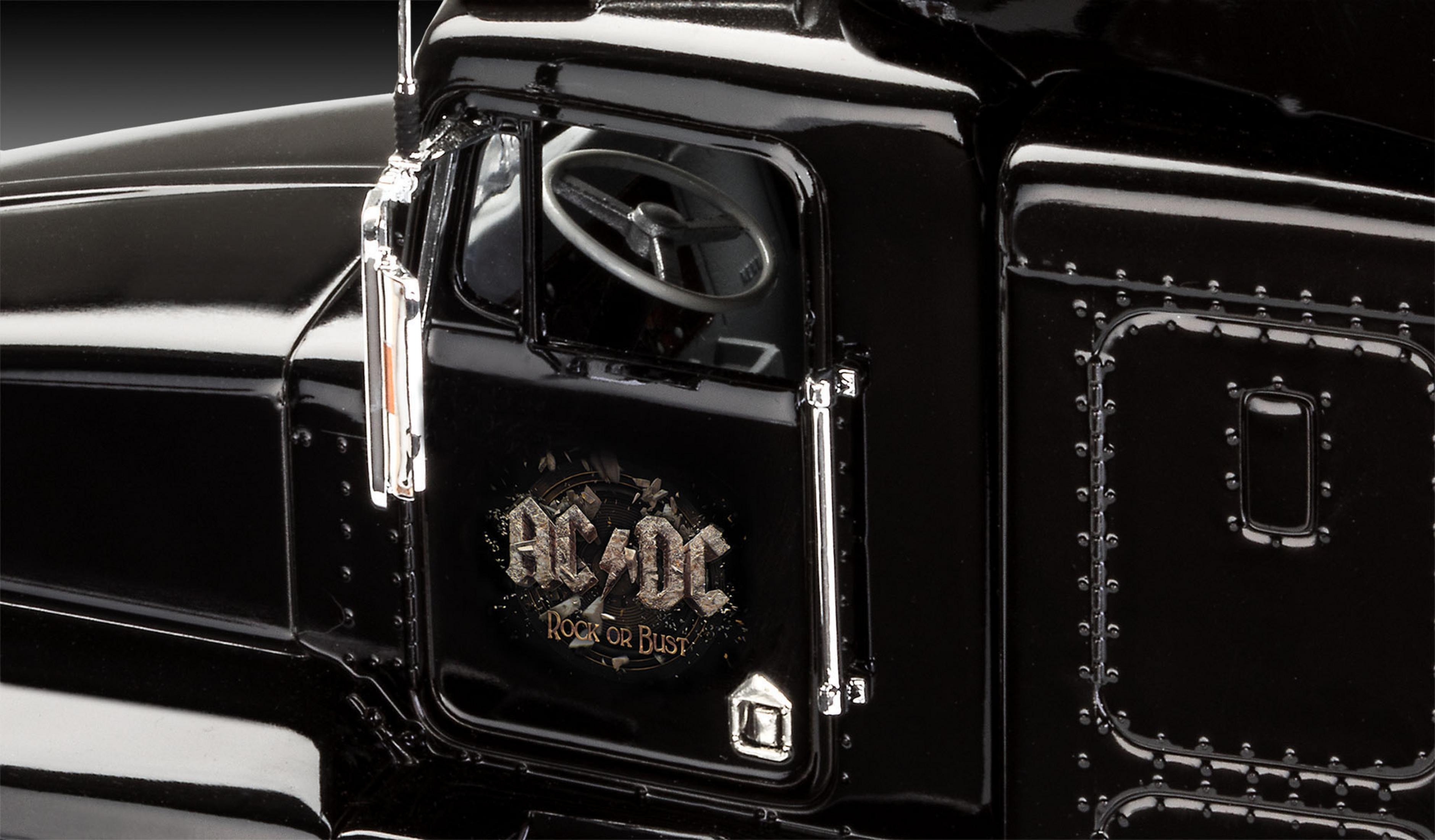 Schwarzer LKW mit AC/DC-Logo. Chromdetails. Lenkrad sichtbar. Text Rock or Bust.