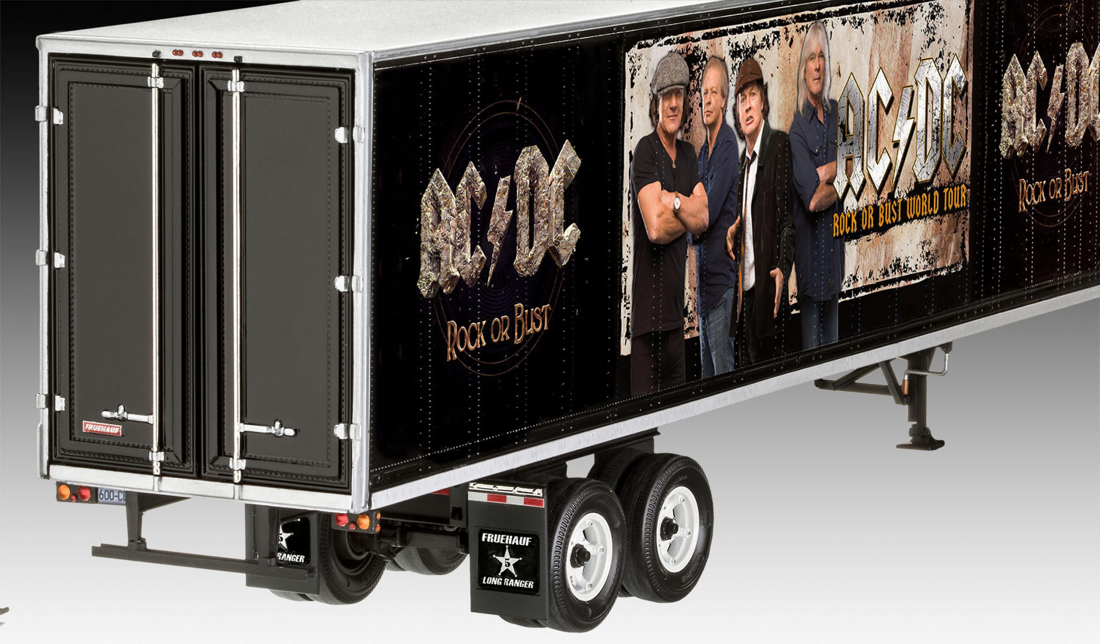 Ein schwarzer AC/DC-Bandanhänger mit dem Logo der Band und Bildern der Mitglieder, geparkt auf einer Straße.