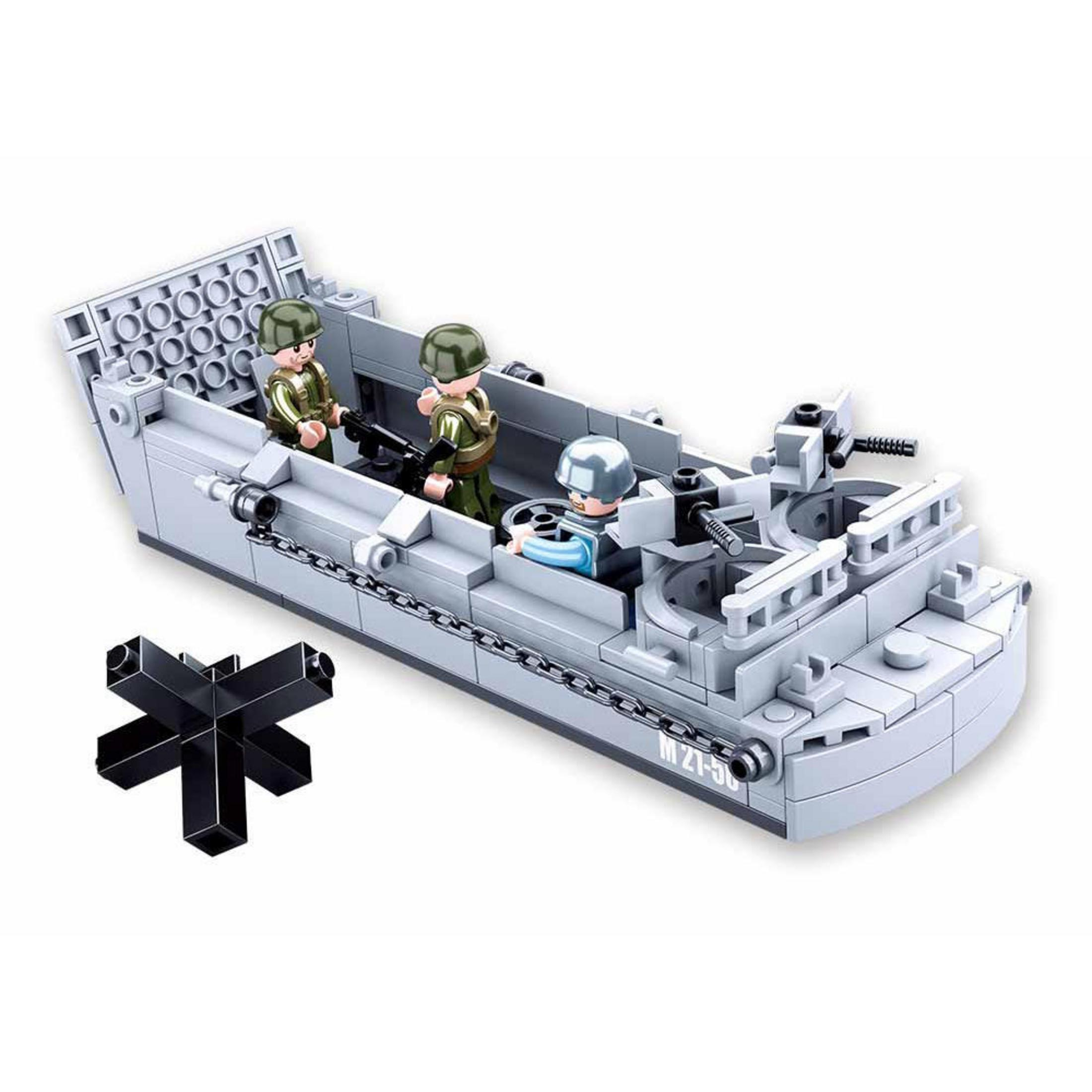Ein graues Spielzeugboot mit Soldaten auf weißem Grund. Es gibt ein schwarzes Lego-Sternstück.