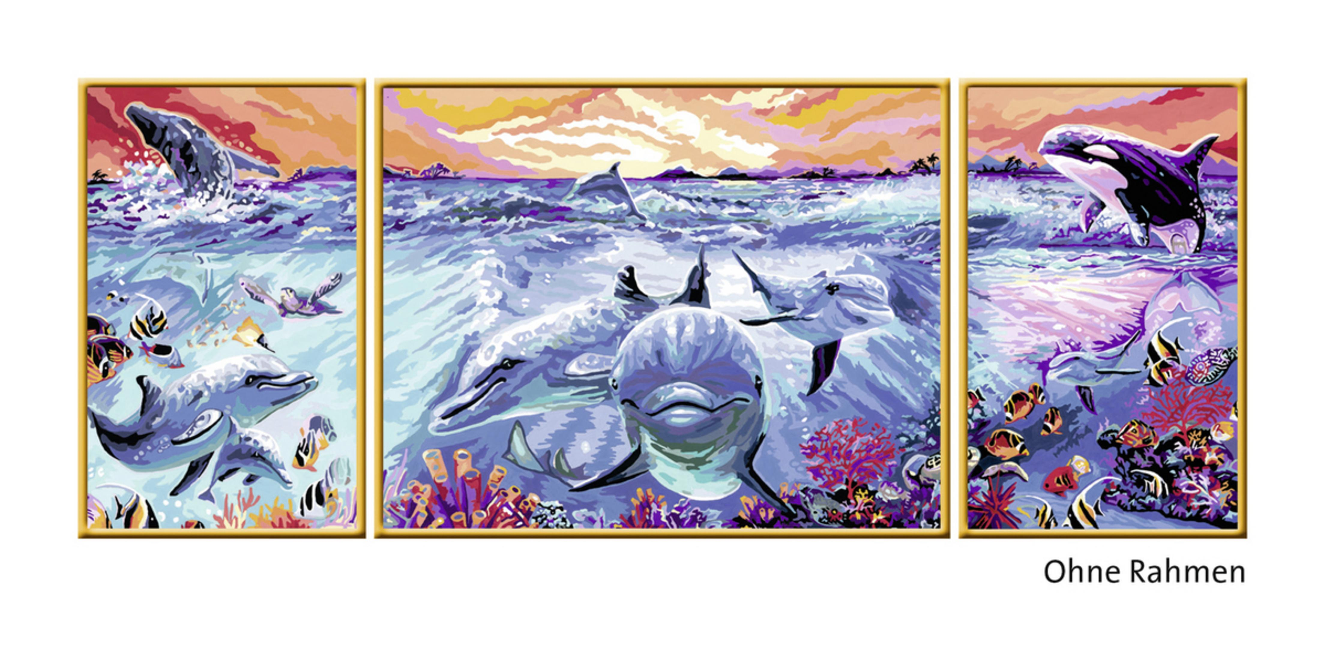 Ein Triptychon-Gemälde von Delfinen, die im Ozean schwimmen, mit Sonnenuntergang im Hintergrund.