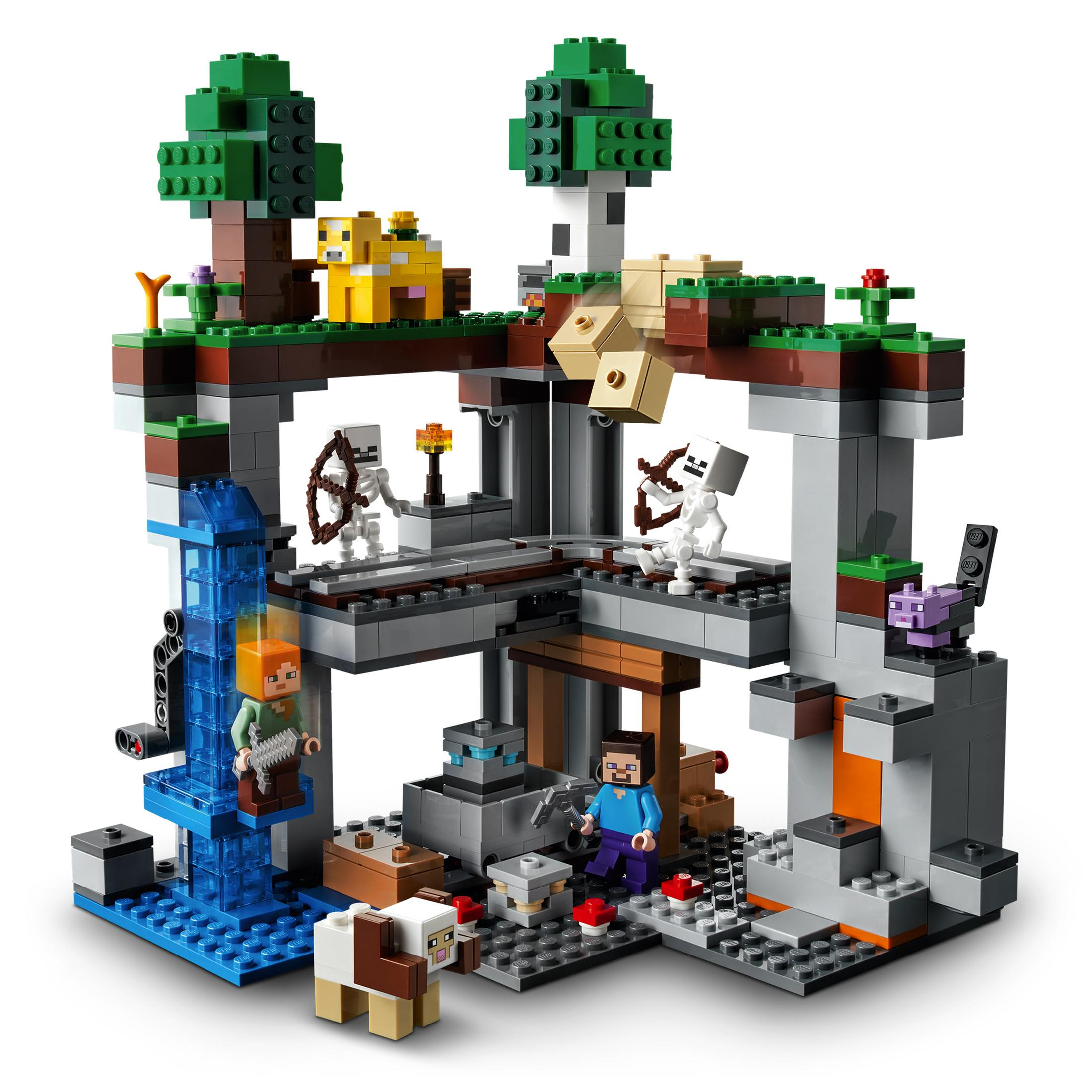 Set LEGO di Minecraft con personaggi, alberi, cascata e strutture. Scheletri con archi sulle piattaforme.