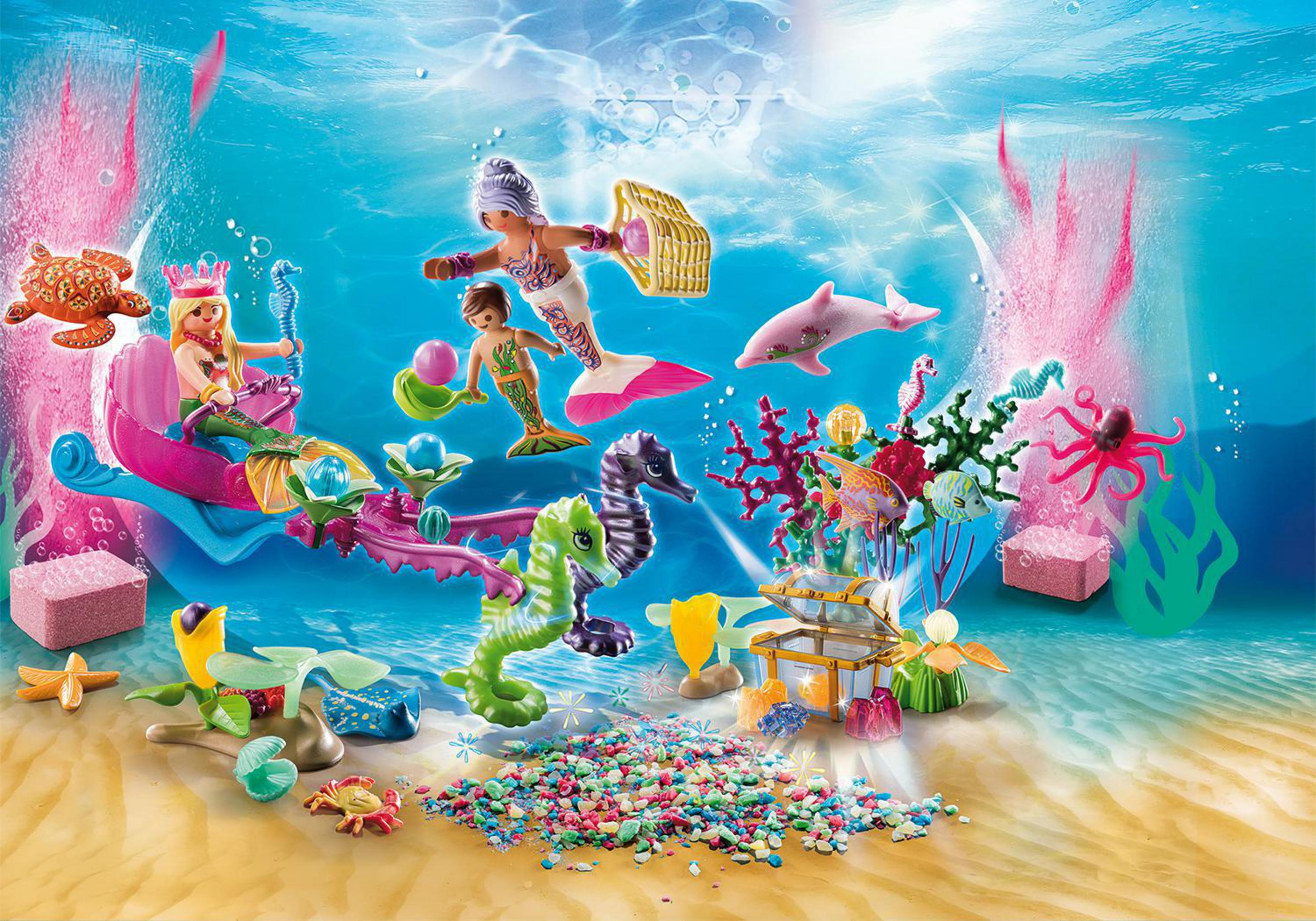Escena submarina con sirenas, caballitos de mar y varias criaturas marinas y tesoros.