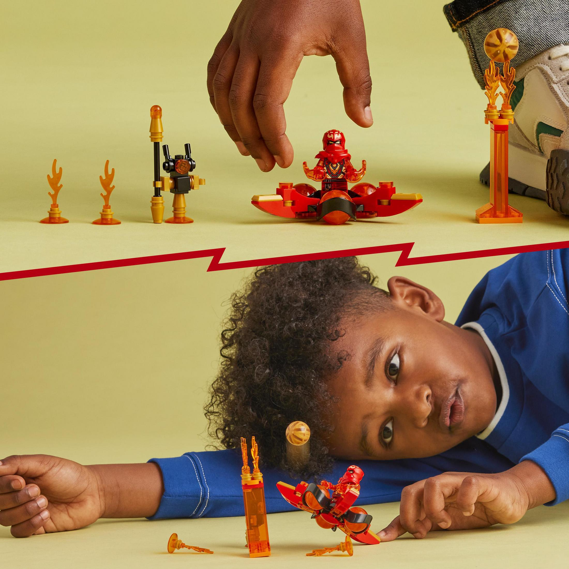 Dwoje dzieci bawi się zestawem Lego. Jedno buduje czerwono-żółty pojazd, a drugie go ogląda.