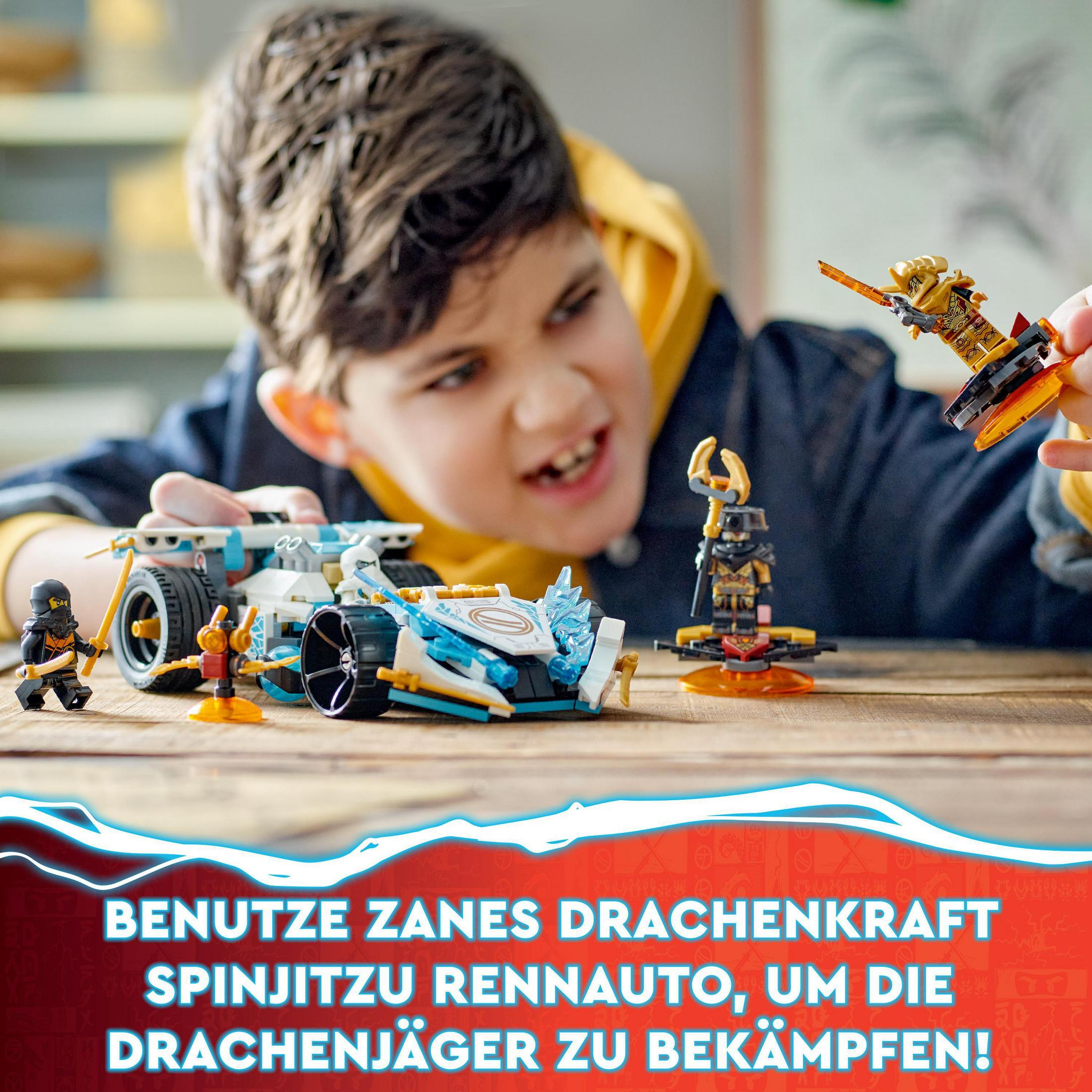 Un garçon jouant avec LEGO Ninjago, avec des figurines et une voiture de course.