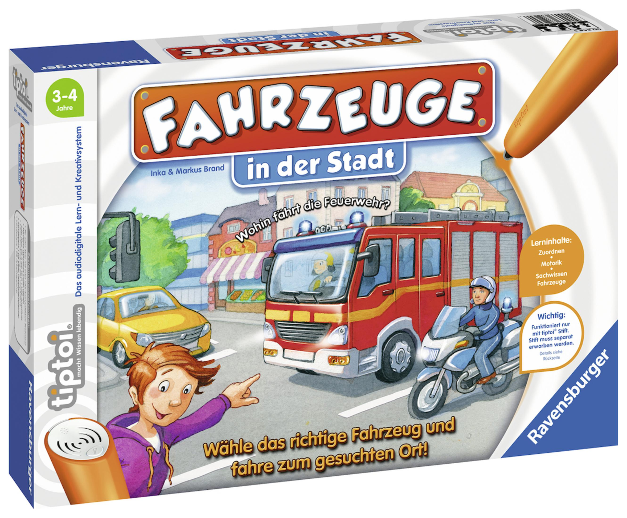 Eine Spielbox zeigt ein Feuerwehrauto, ein gelbes Auto und ein Motorrad. Ein Junge zeigt auf das Feuerwehrauto.